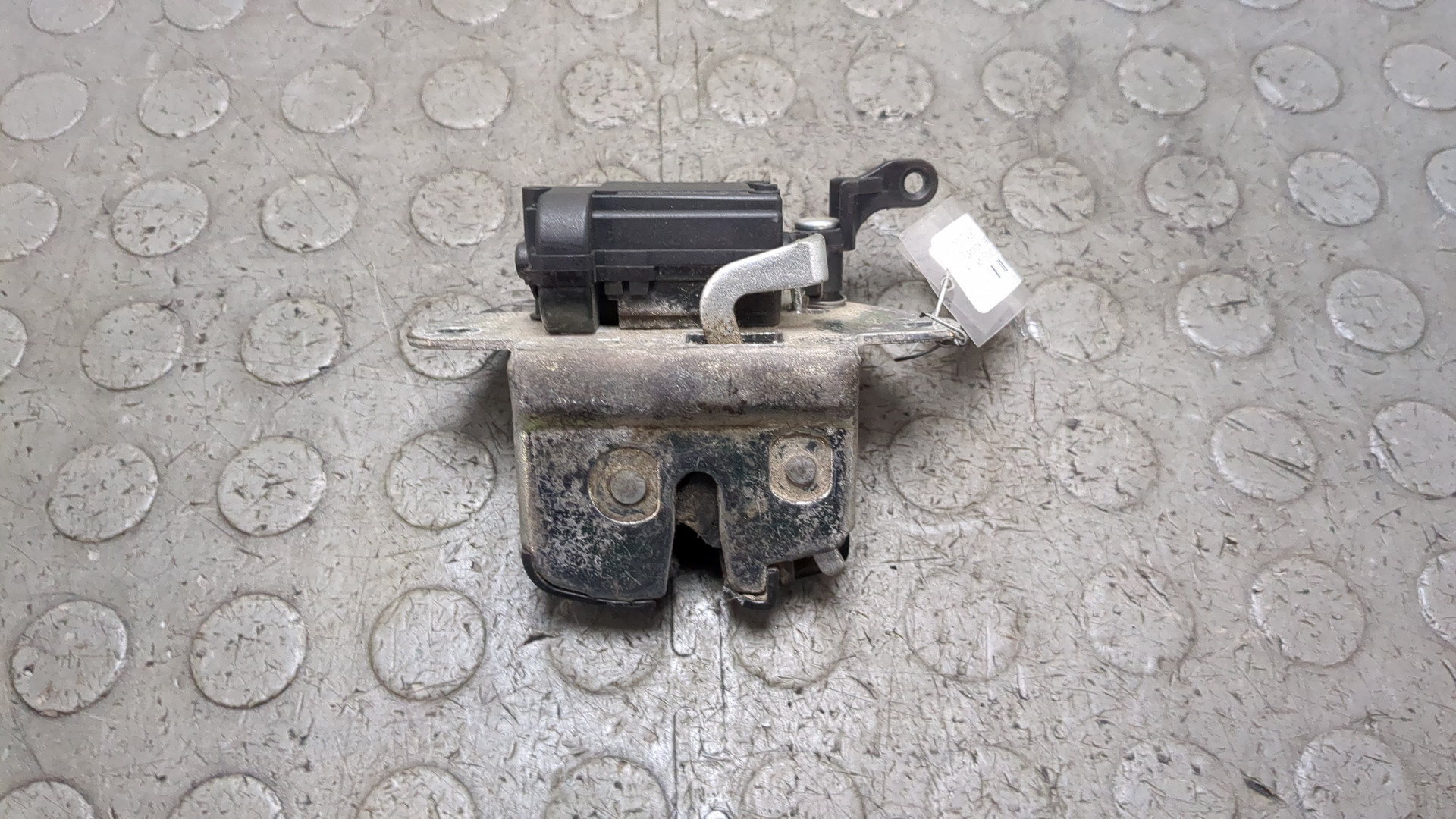 Замок багажника