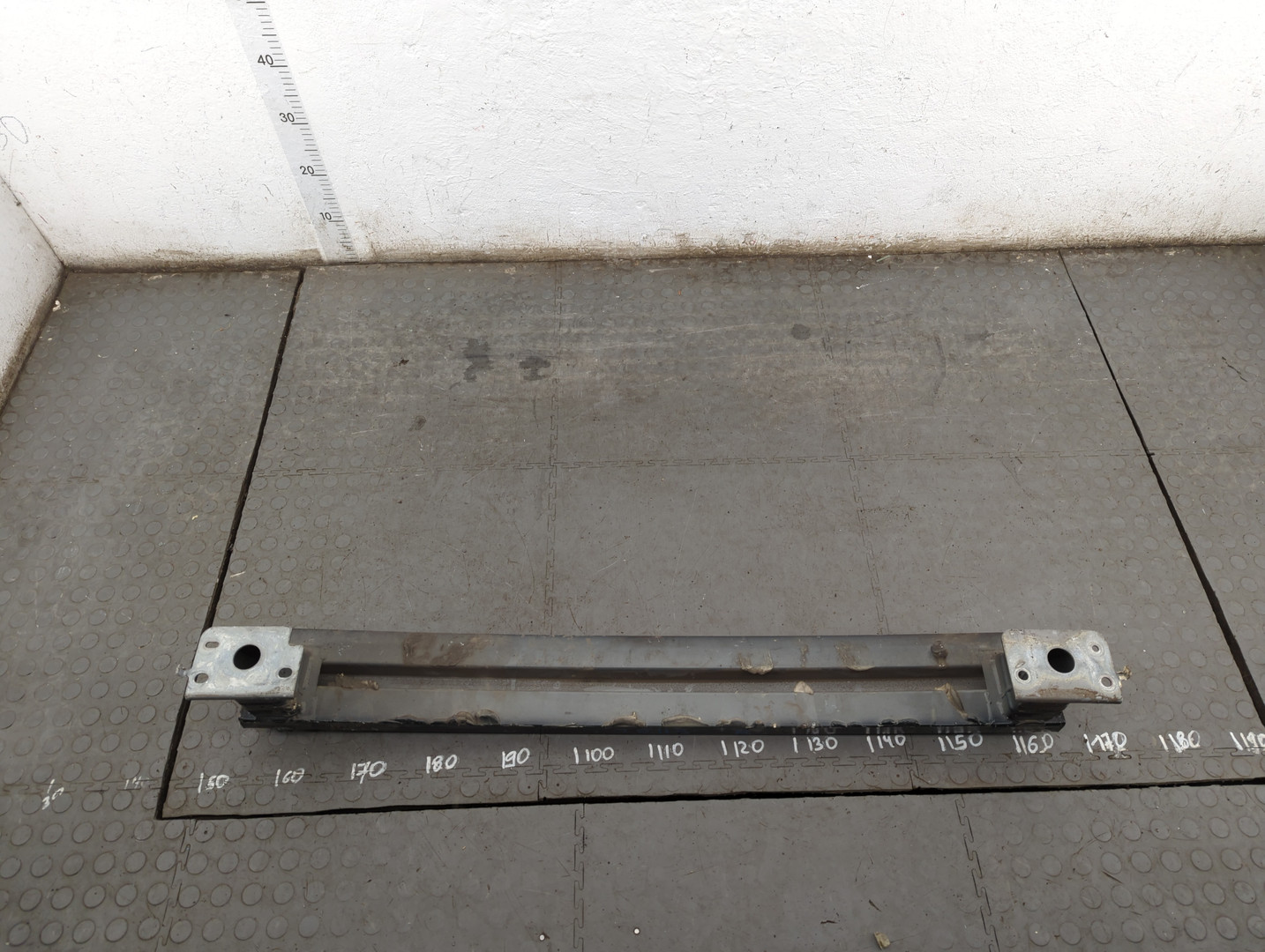 Усилитель переднего бампера