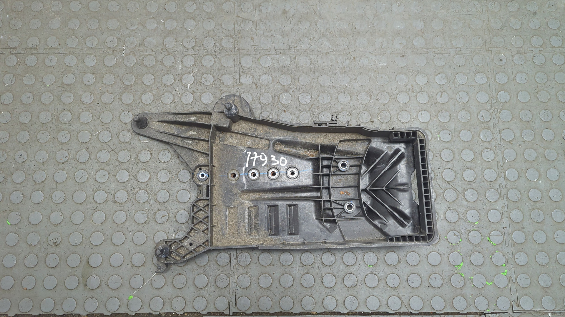 Площадка под аккумулятор (АКБ)