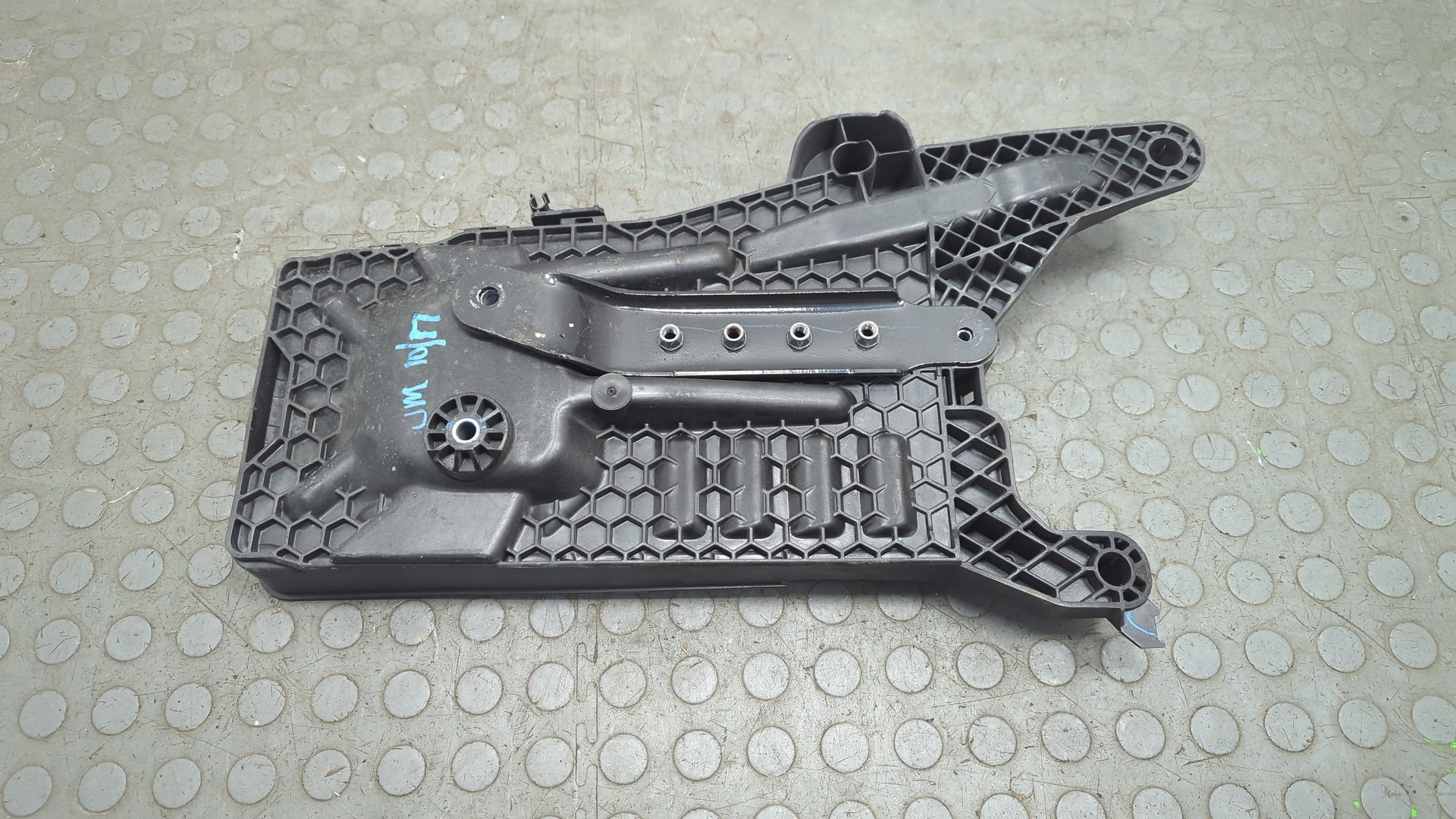 Площадка под аккумулятор (АКБ)