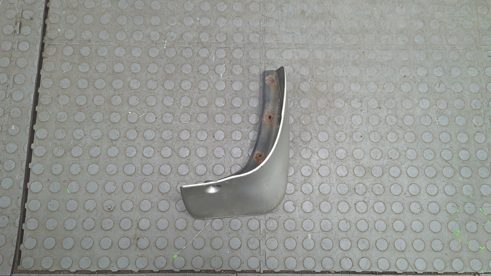 Брызговик задний правый