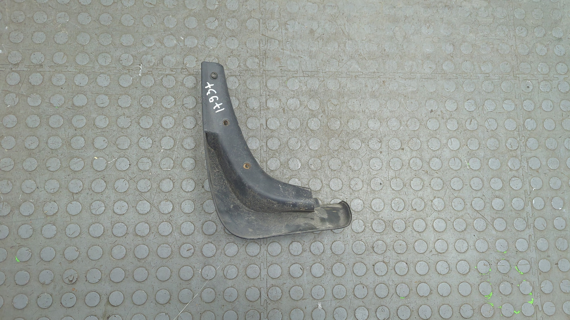 Брызговик задний правый