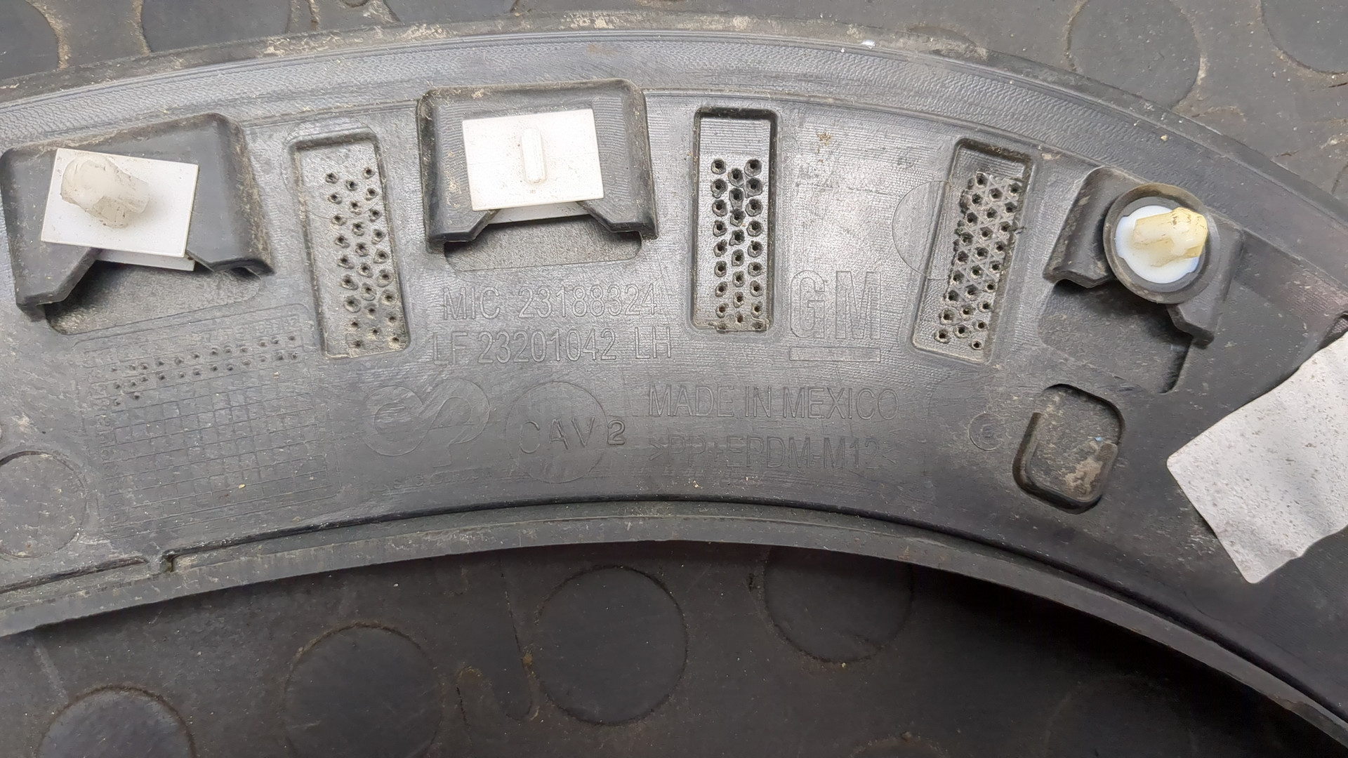 Накладка заднего крыла левого