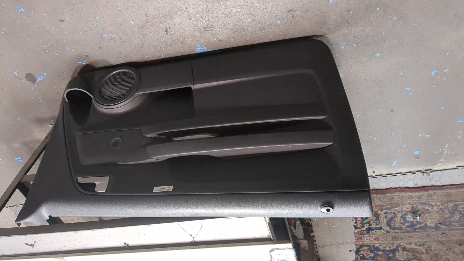 Обшивка двери передней левой