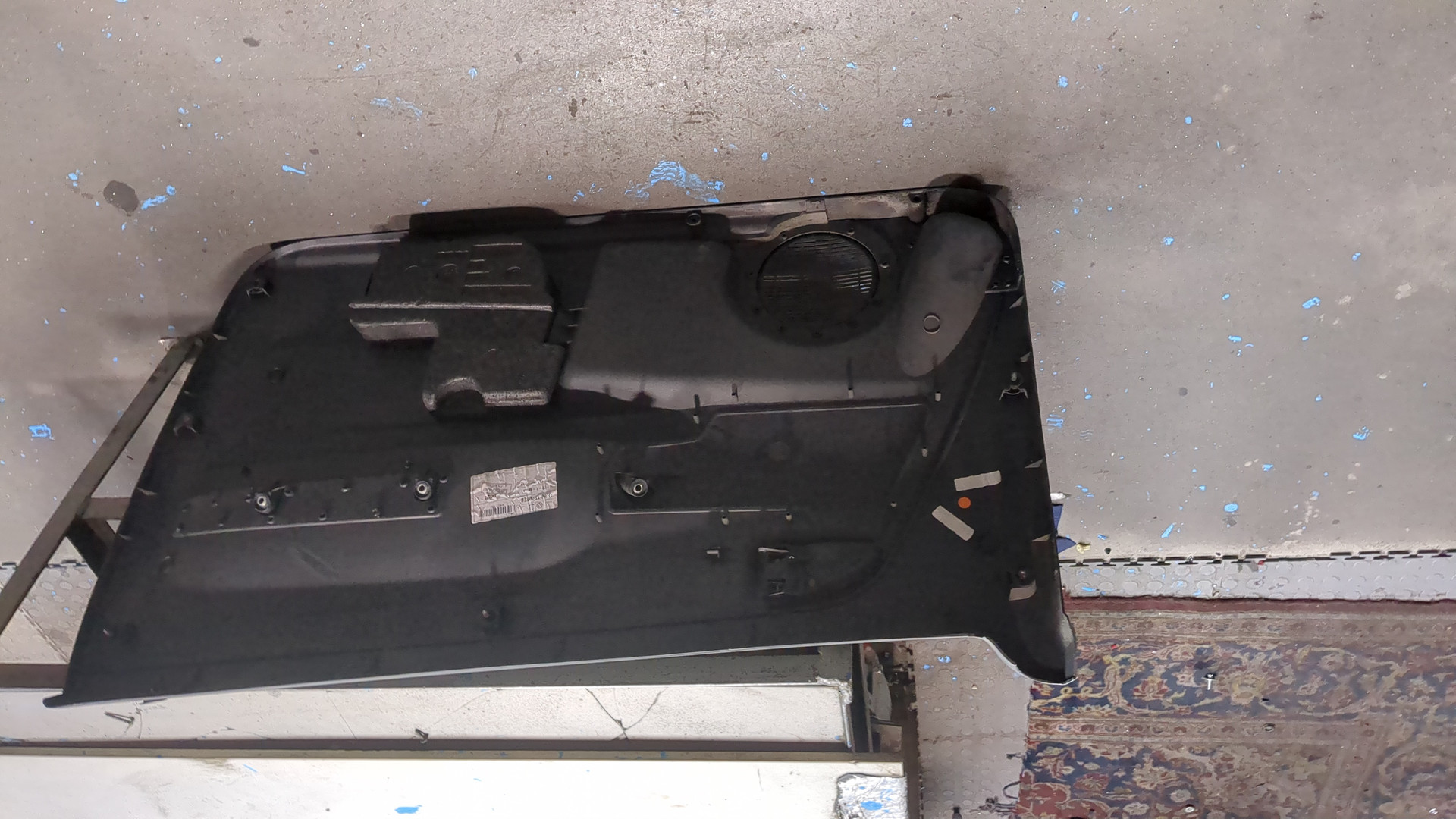 Обшивка двери передней левой