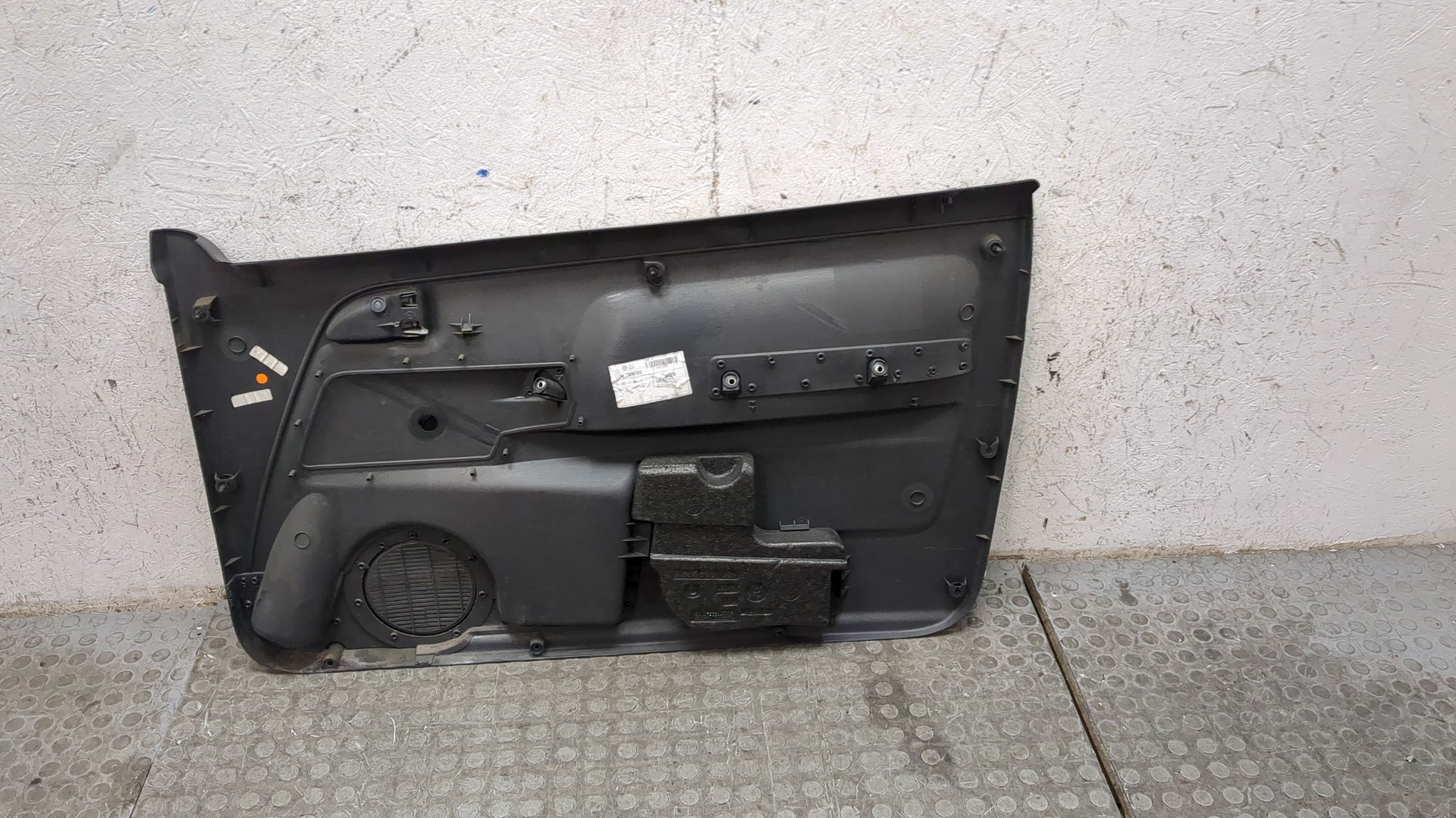 Обшивка двери передней левой