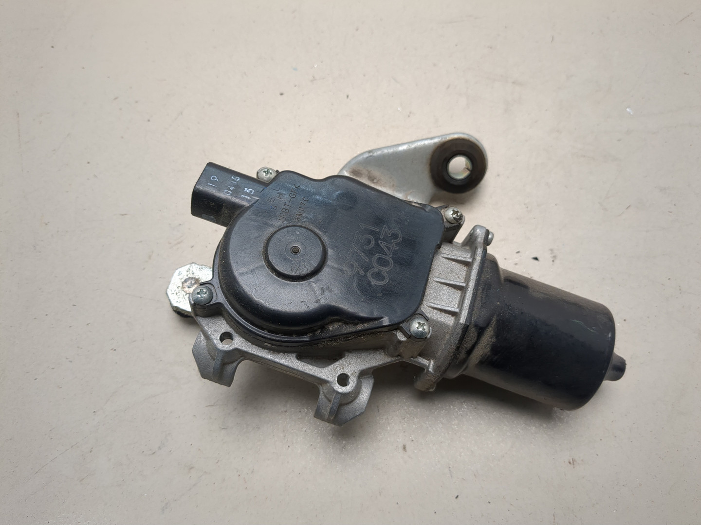 Моторчик стеклоочистителя передний