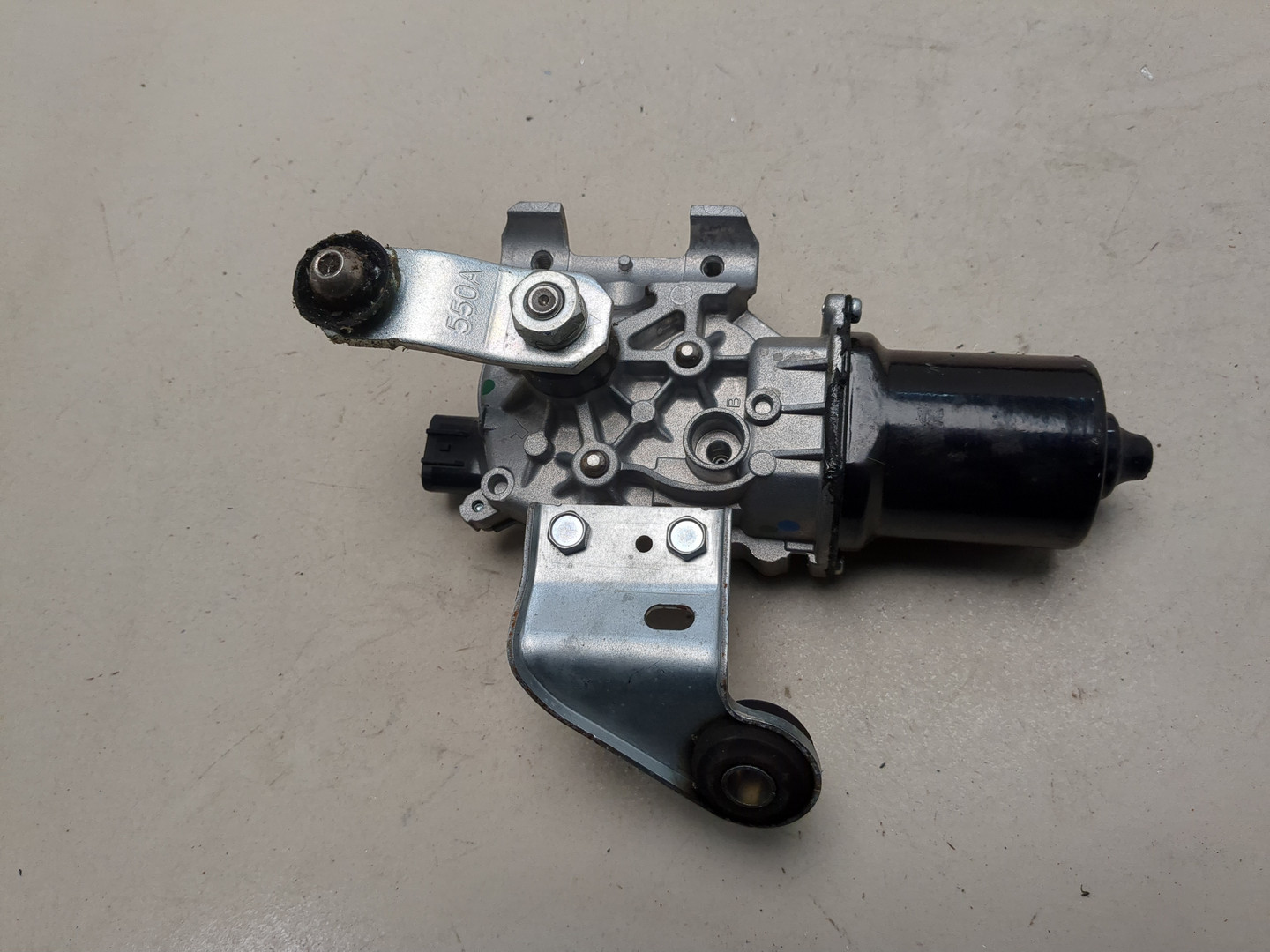 Моторчик стеклоочистителя передний