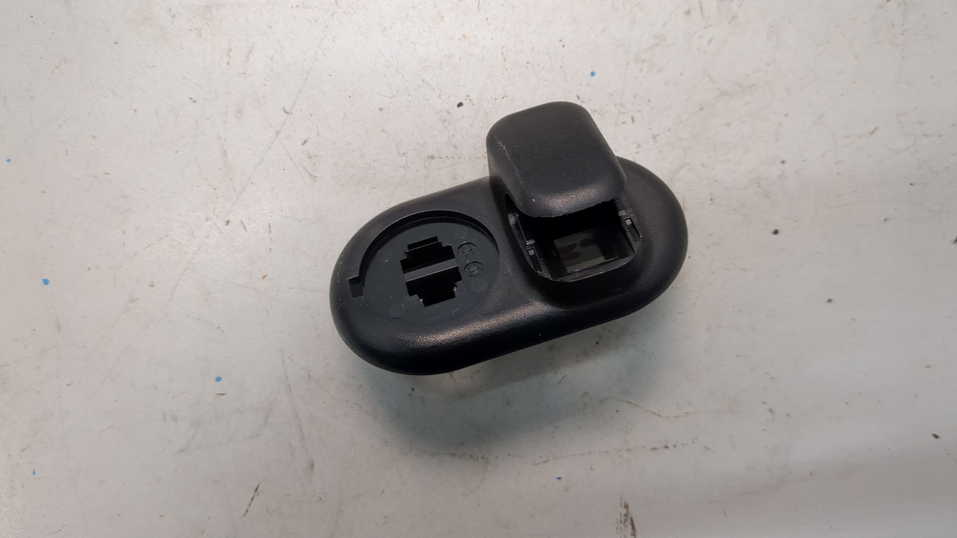 Кронштейн солнцезащитного козырька