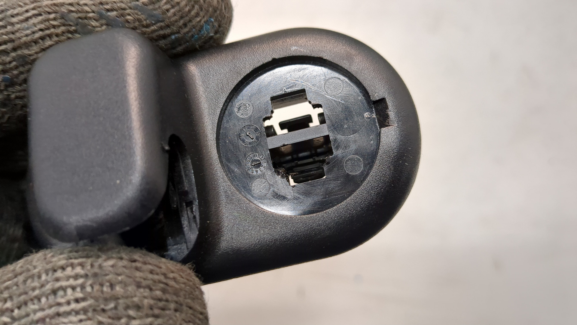 Кронштейн солнцезащитного козырька