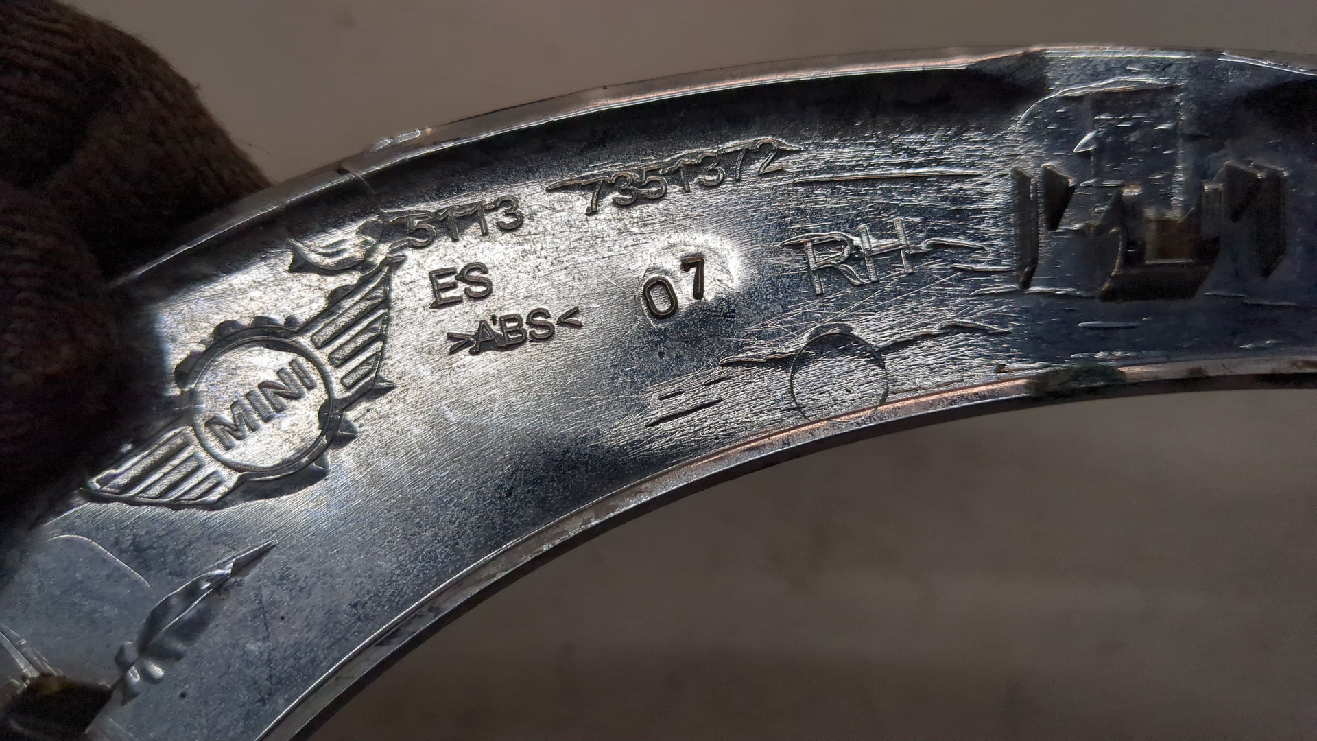 Планка под фару правая