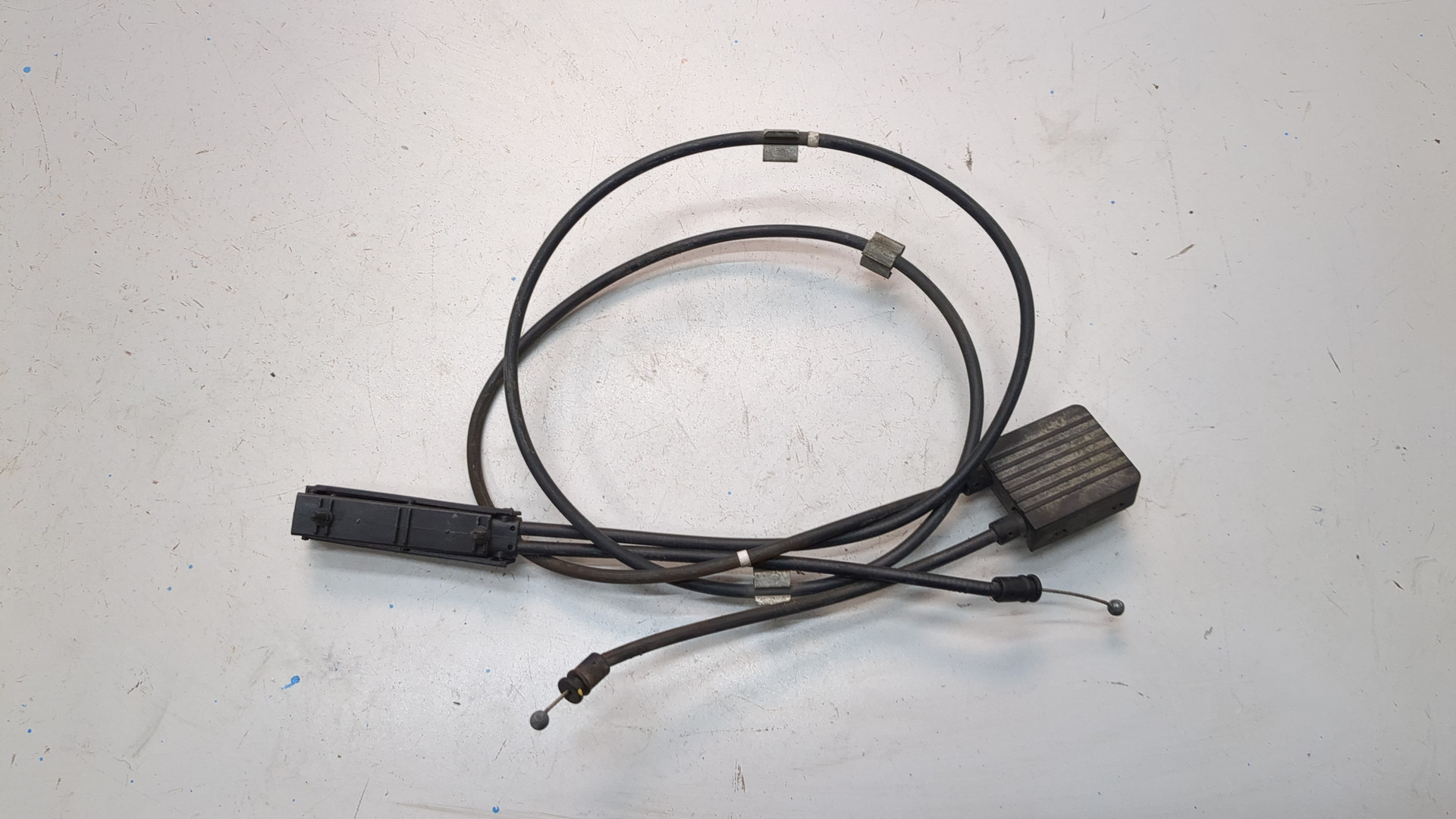 Трос открывания капота