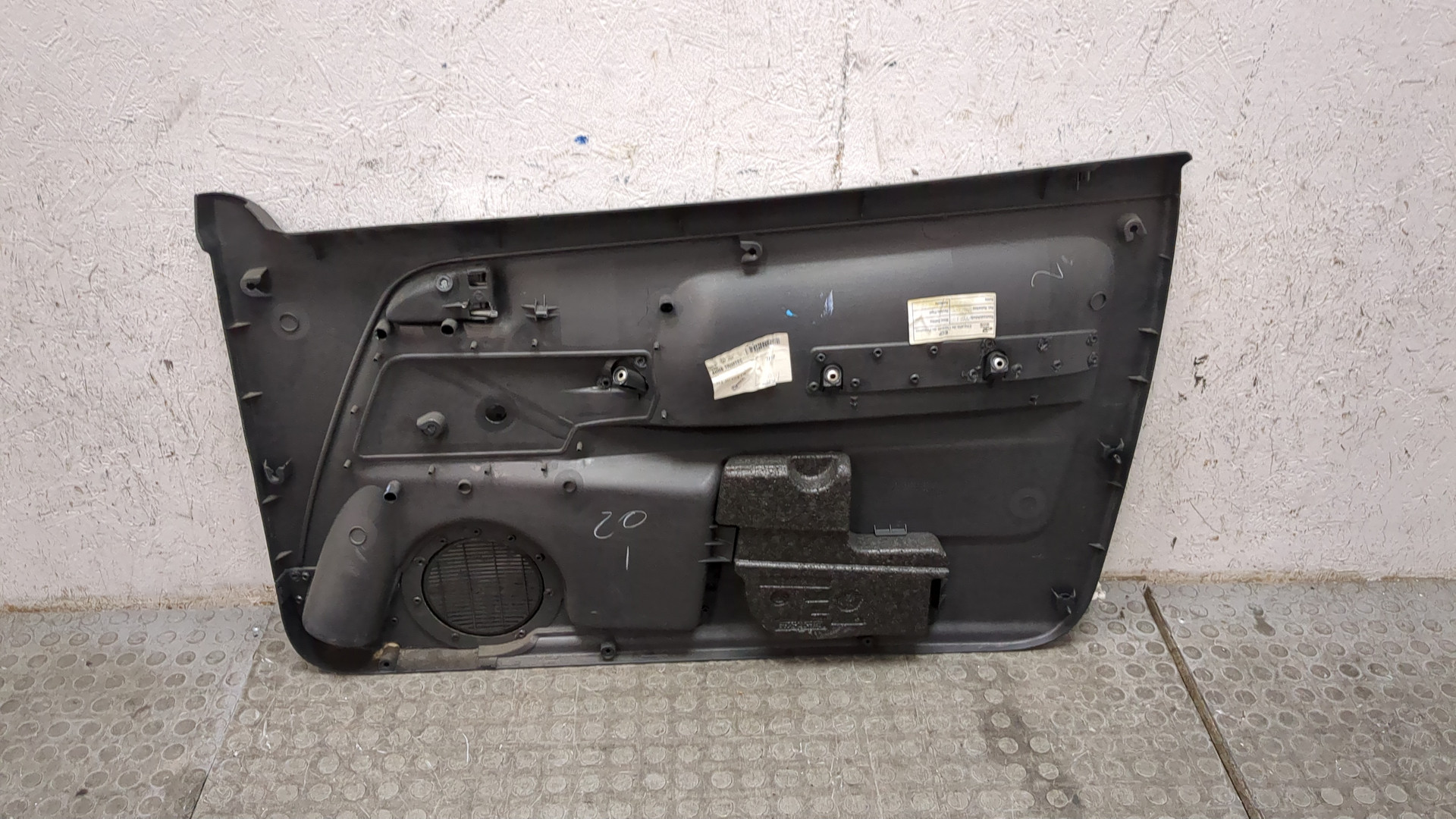 Обшивка двери передней левой