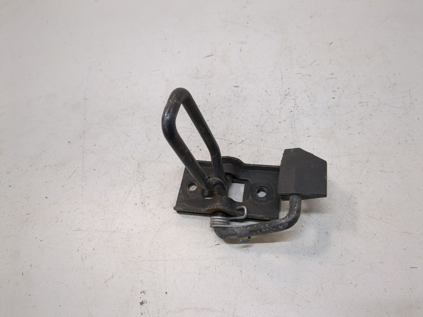 Замок капота