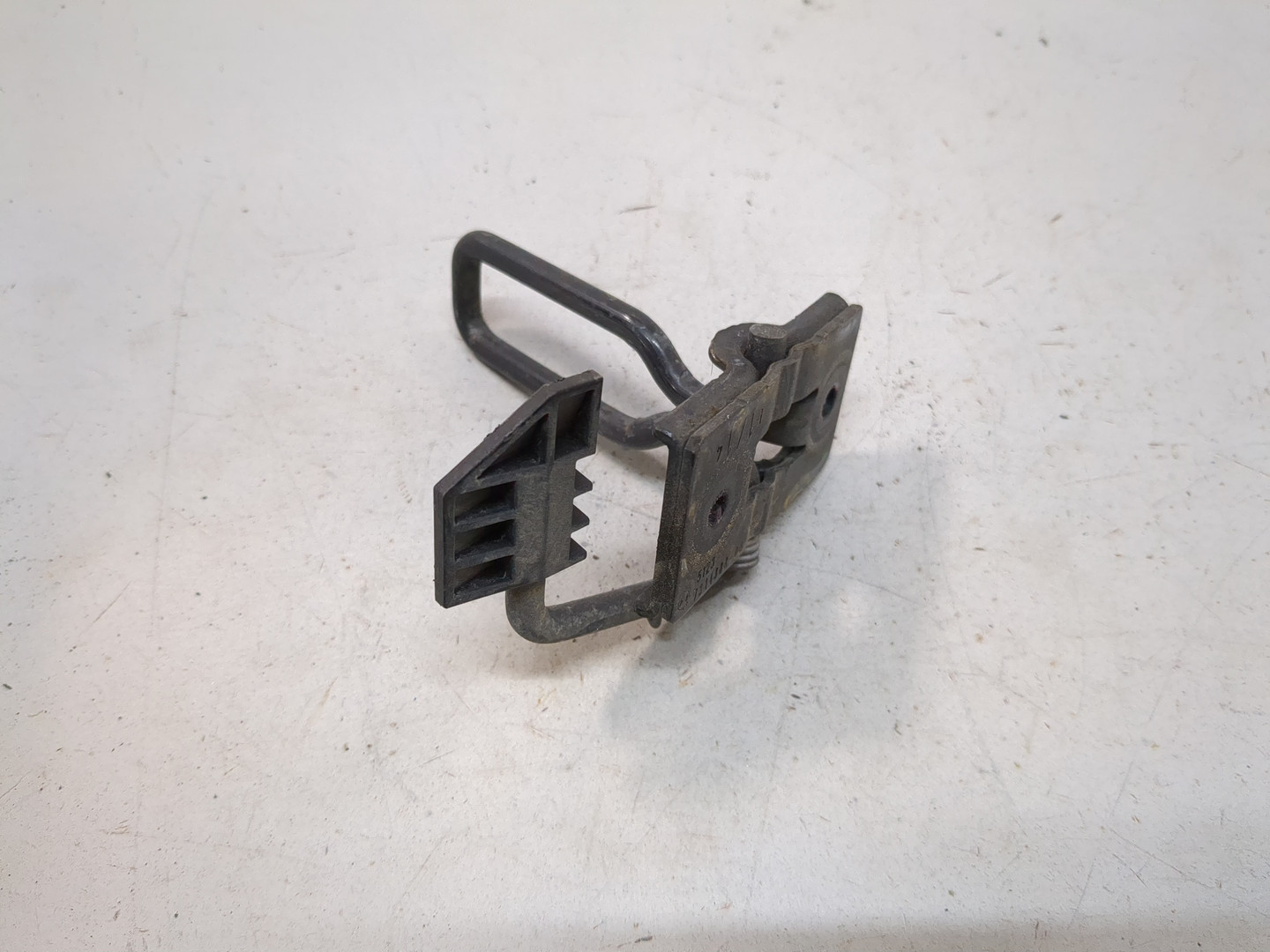 Замок капота