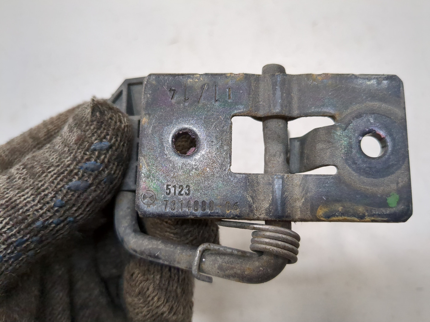 Замок капота