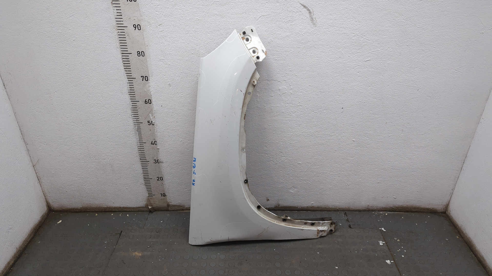 Крыло переднее правое