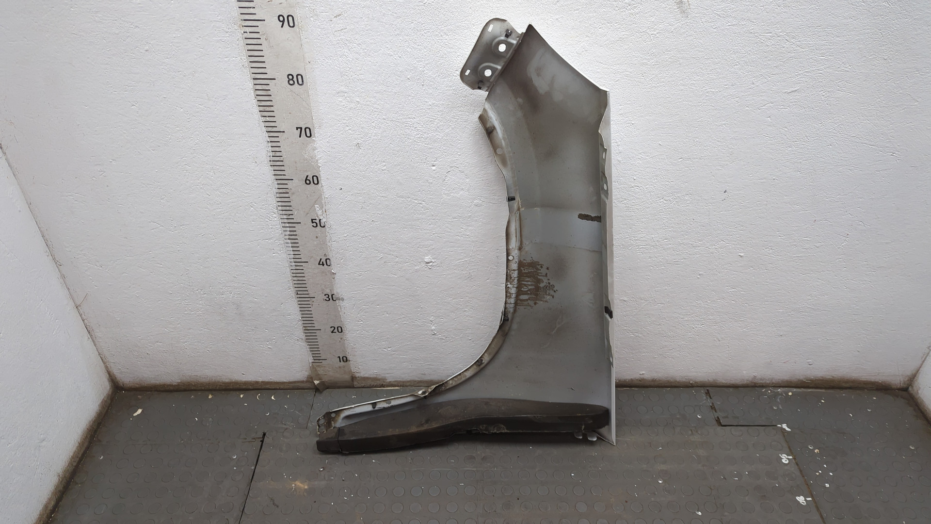 Крыло переднее правое