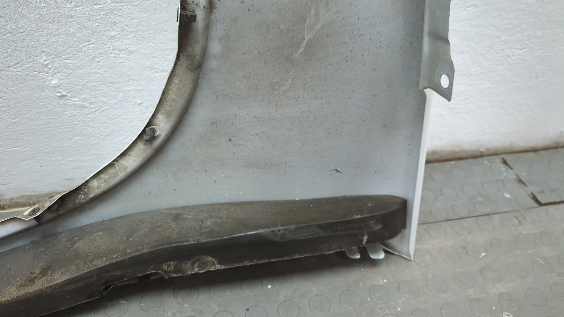 Крыло переднее правое