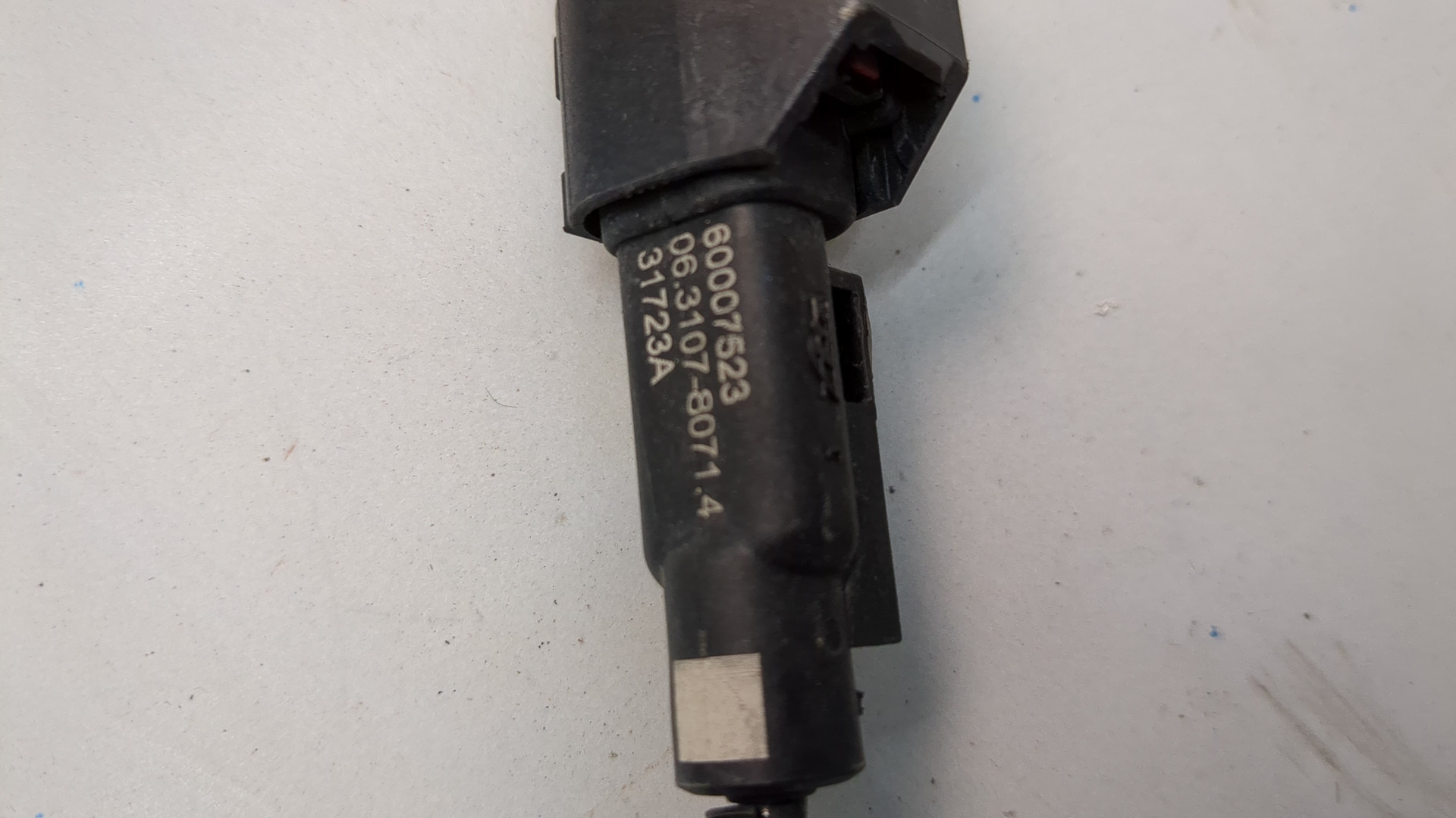 Датчик ABS передний