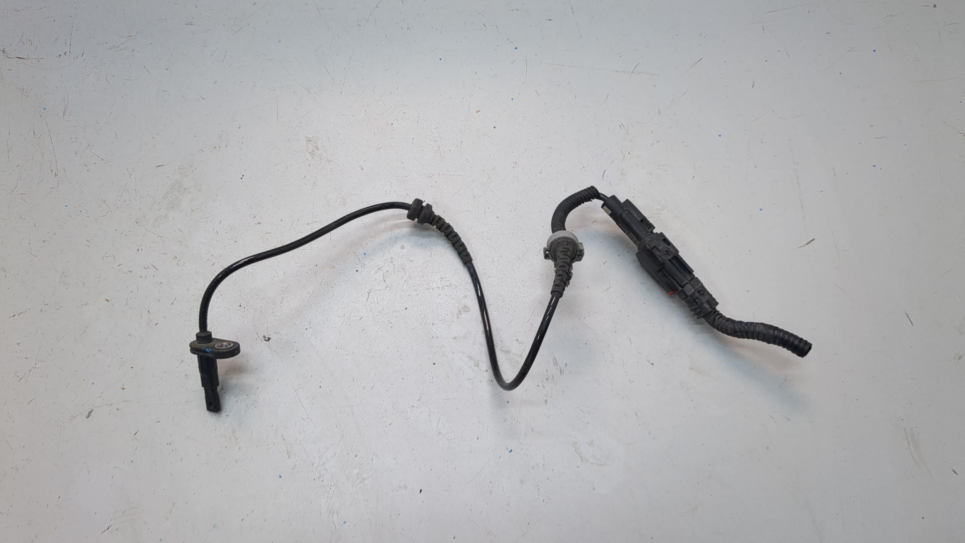 Датчик ABS передний