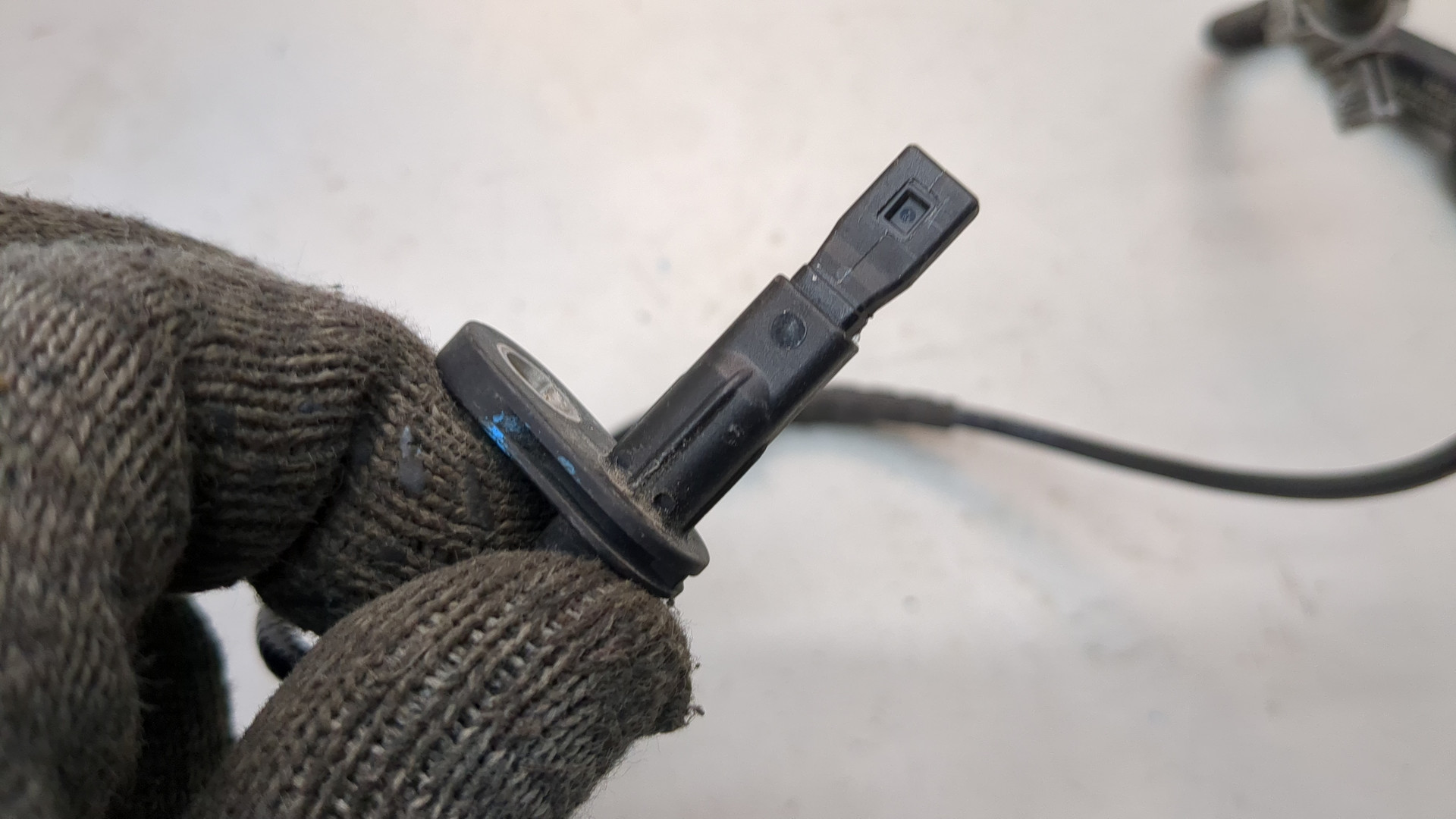 Датчик ABS передний