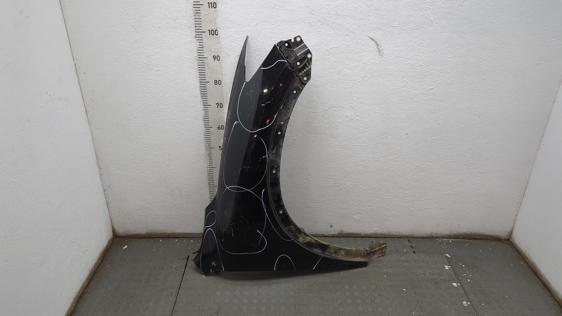 Крыло переднее правое