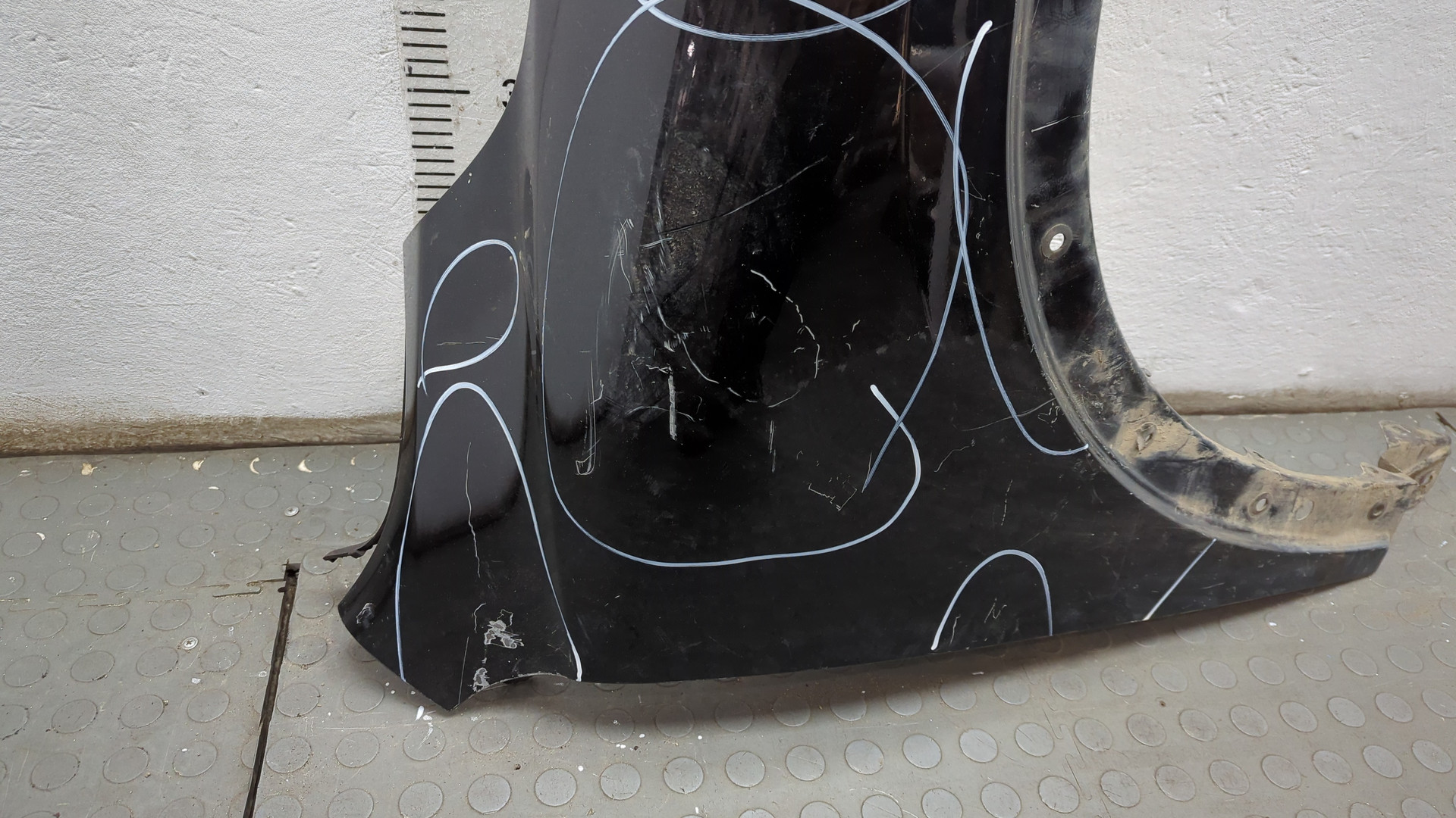 Крыло переднее правое