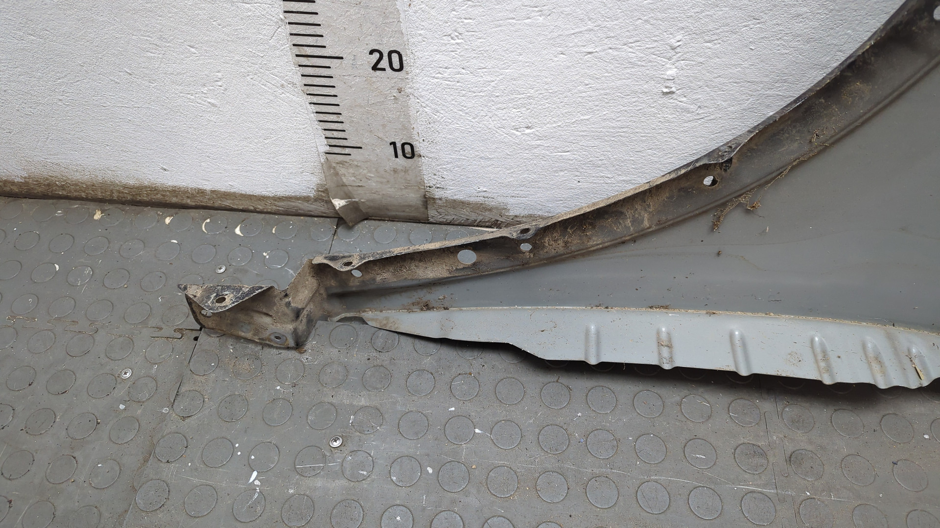 Крыло переднее правое