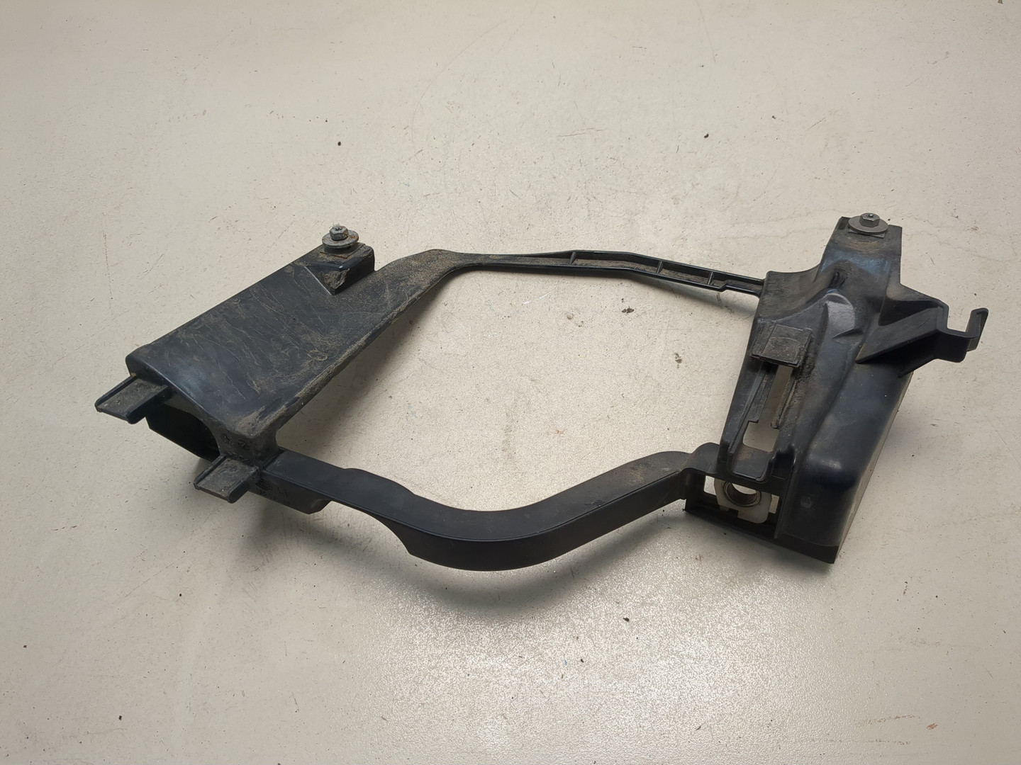 Кронштейн фар левый