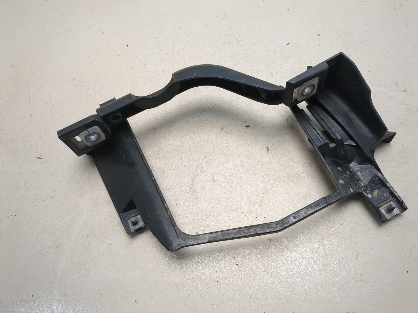 Кронштейн фар левый