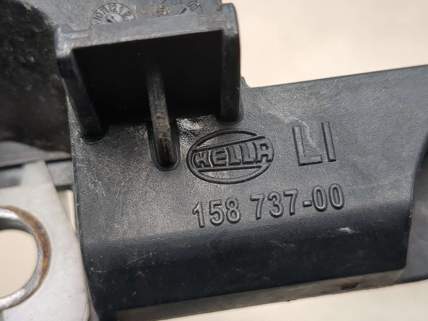 Кронштейн фар левый