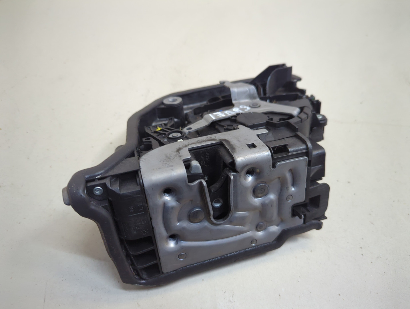 Замок двери задней левой