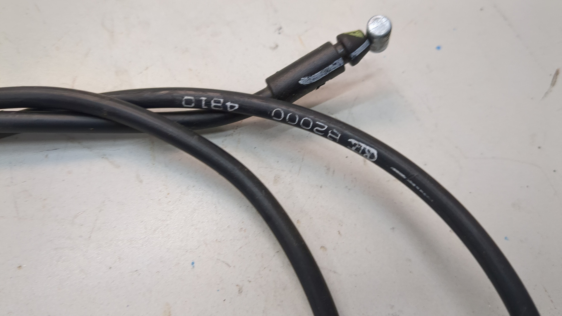 Трос открывания капота