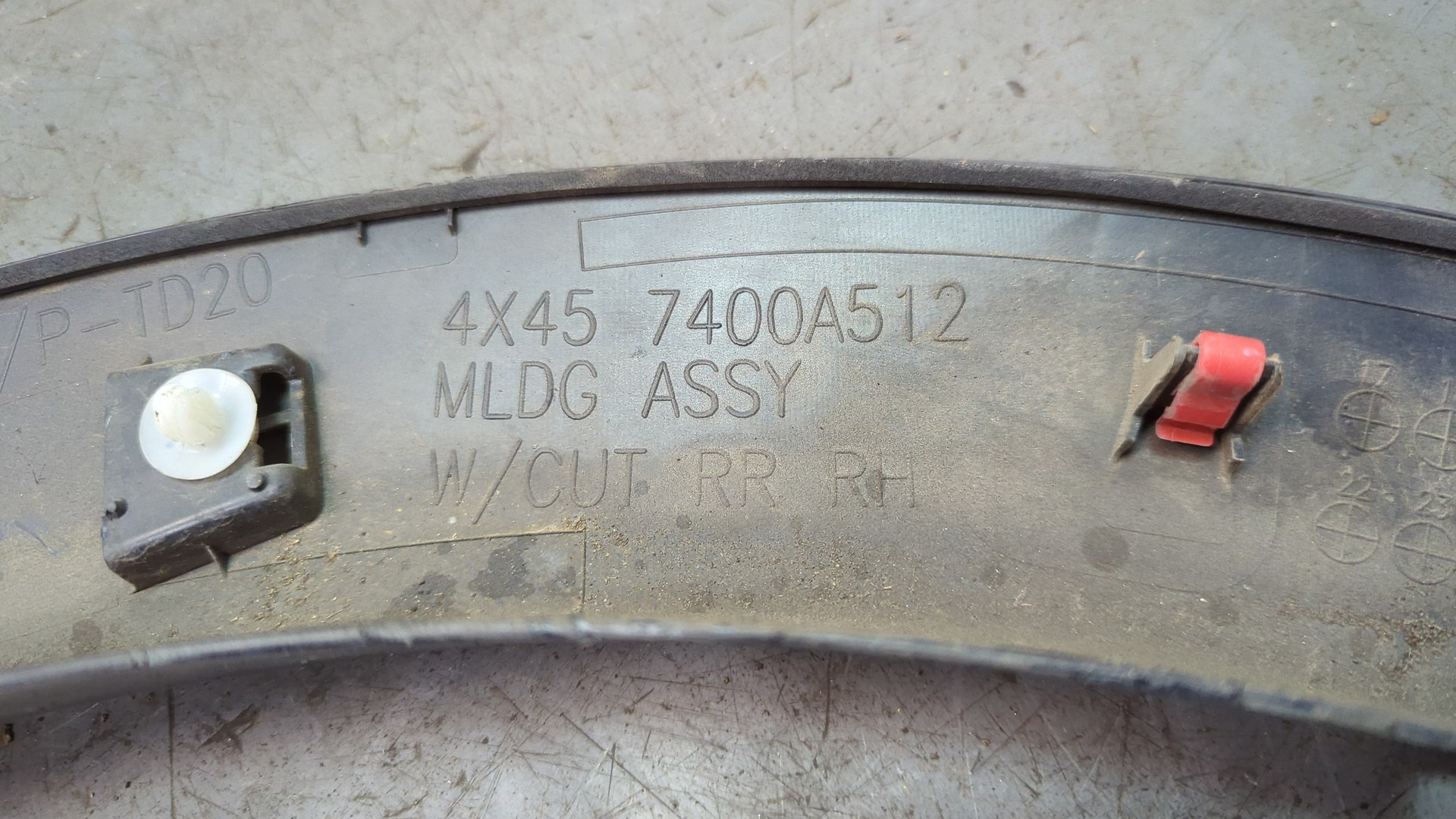 Молдинг заднего крыла правого