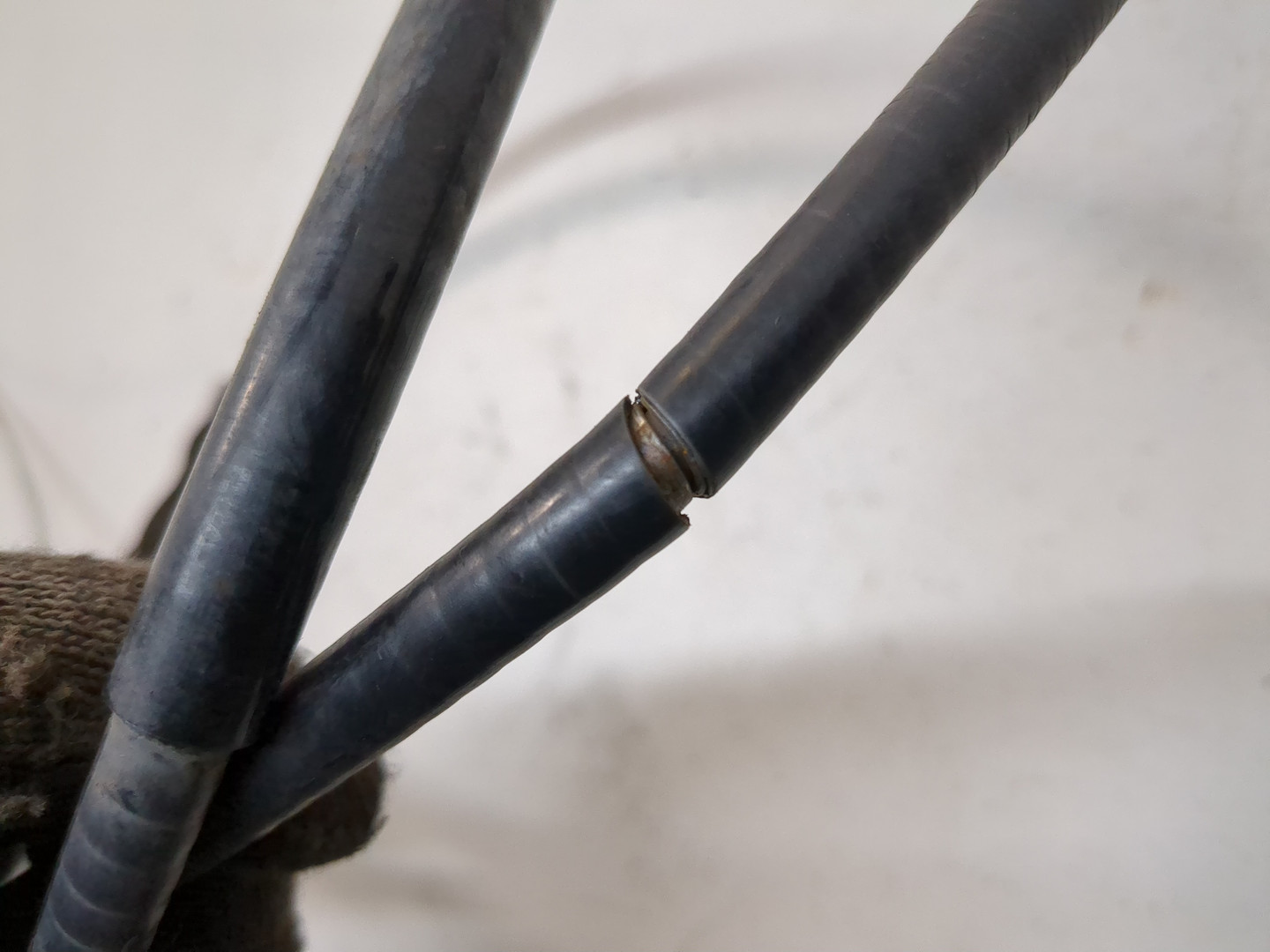 Трос стояночного тормоза