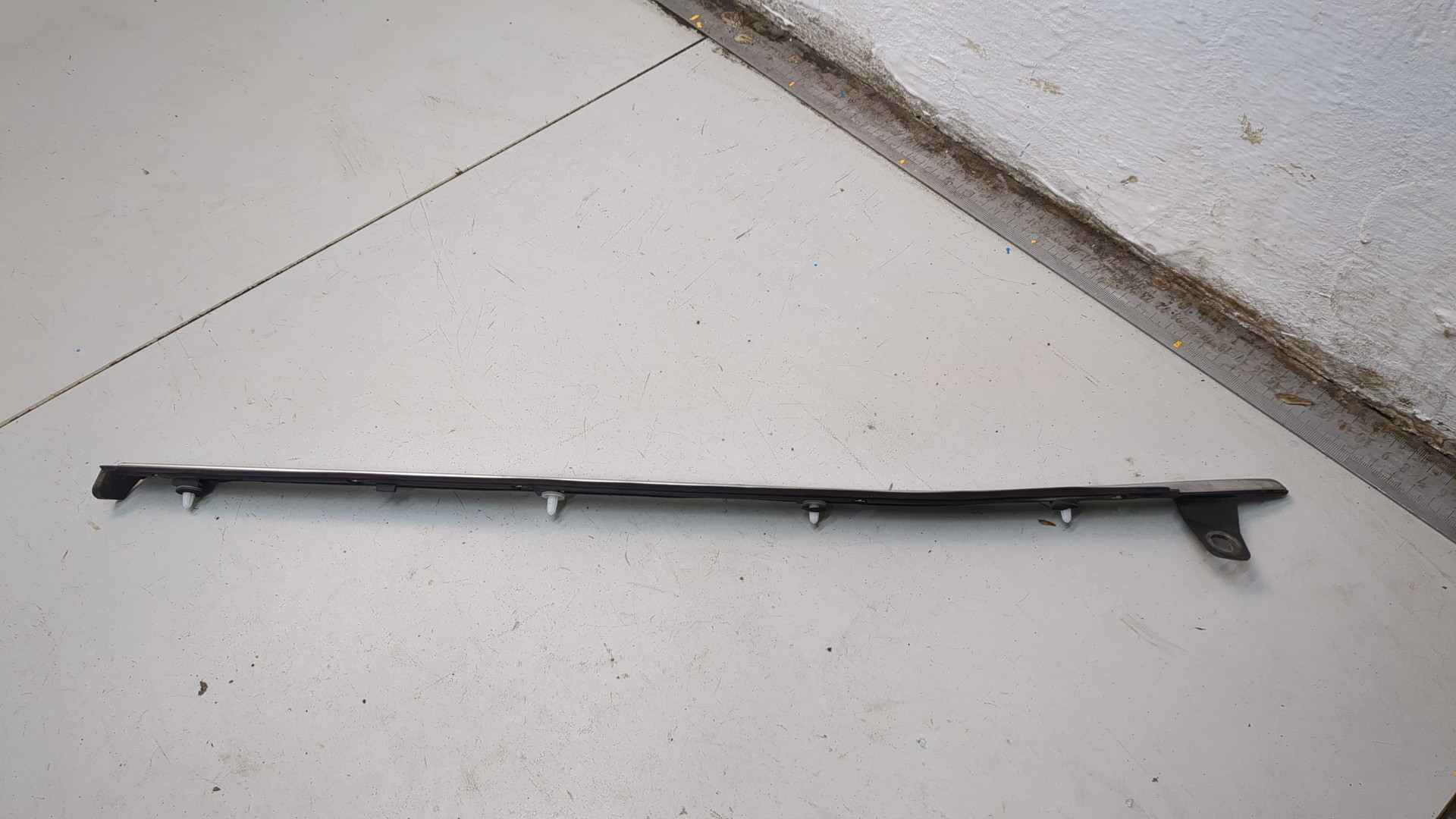 Молдинг лобового стекла