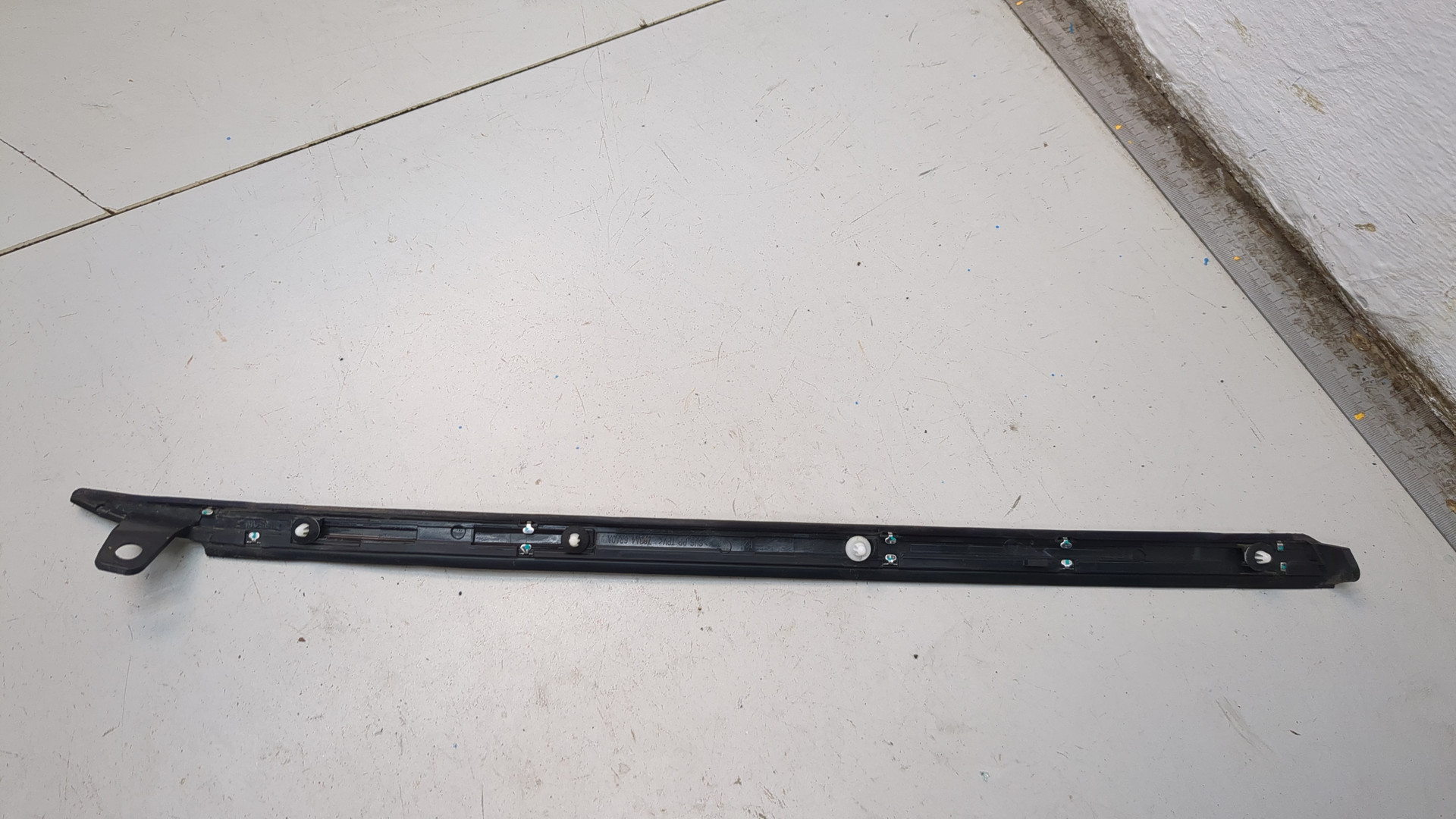 Молдинг лобового стекла