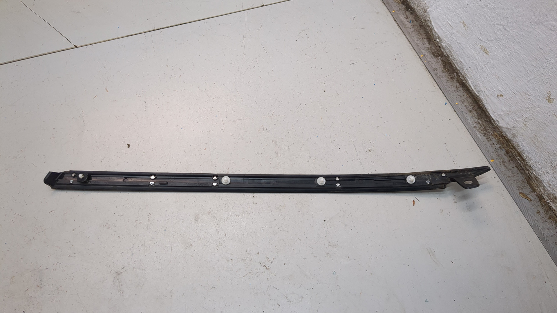 Молдинг лобового стекла