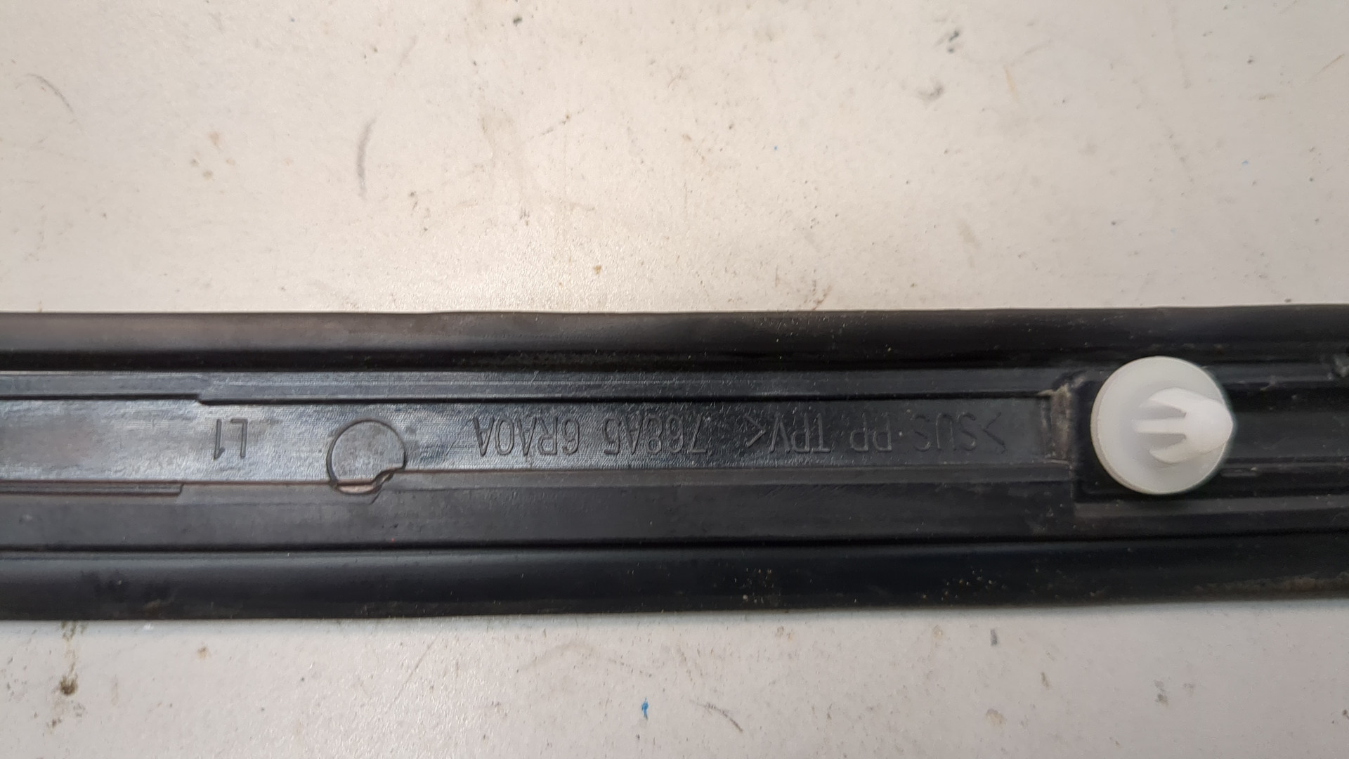 Молдинг лобового стекла