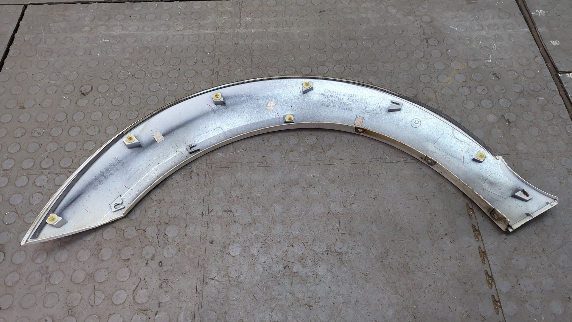 Накладка переднего крыла правого