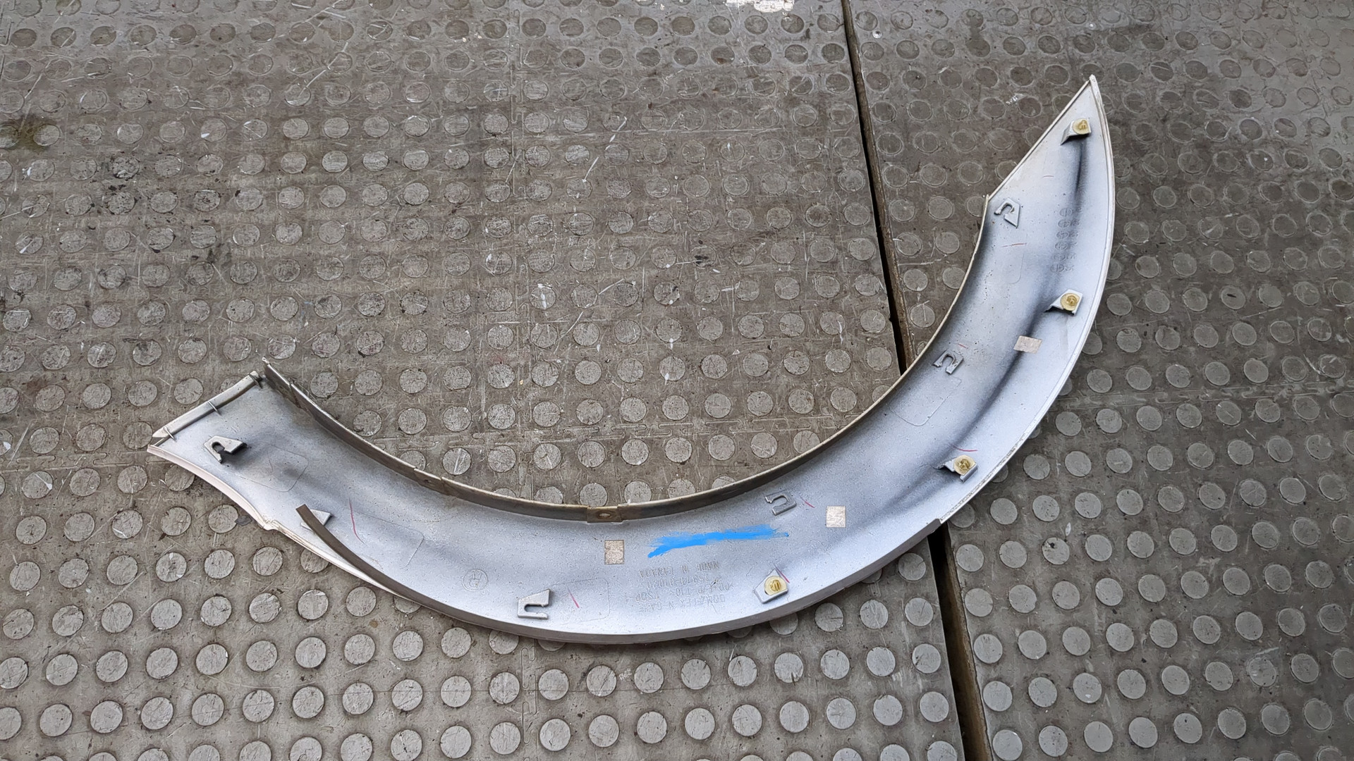 Накладка переднего крыла правого