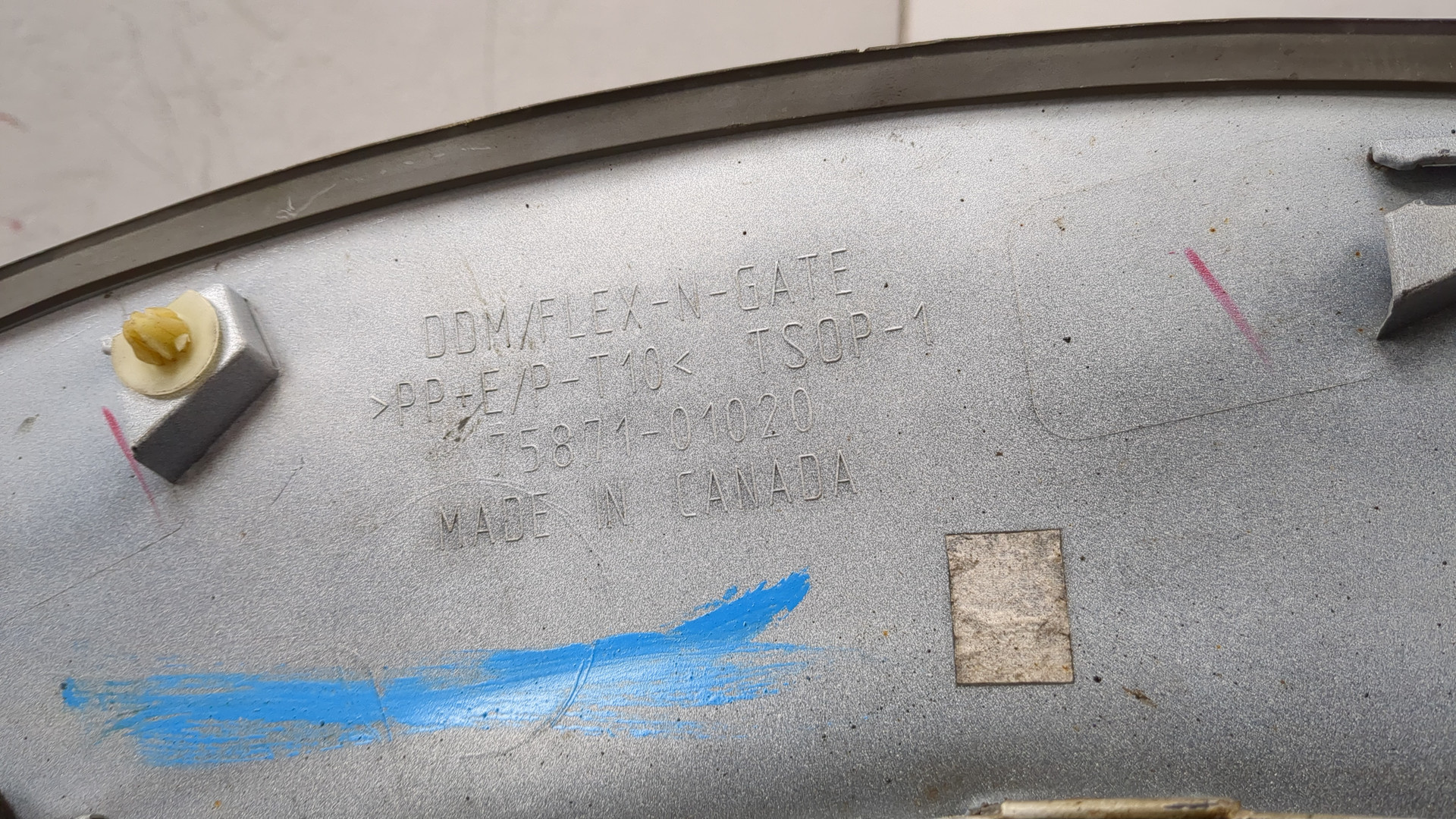 Накладка переднего крыла правого