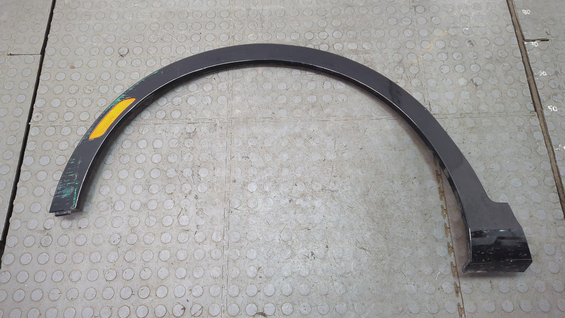 Накладка переднего крыла левого