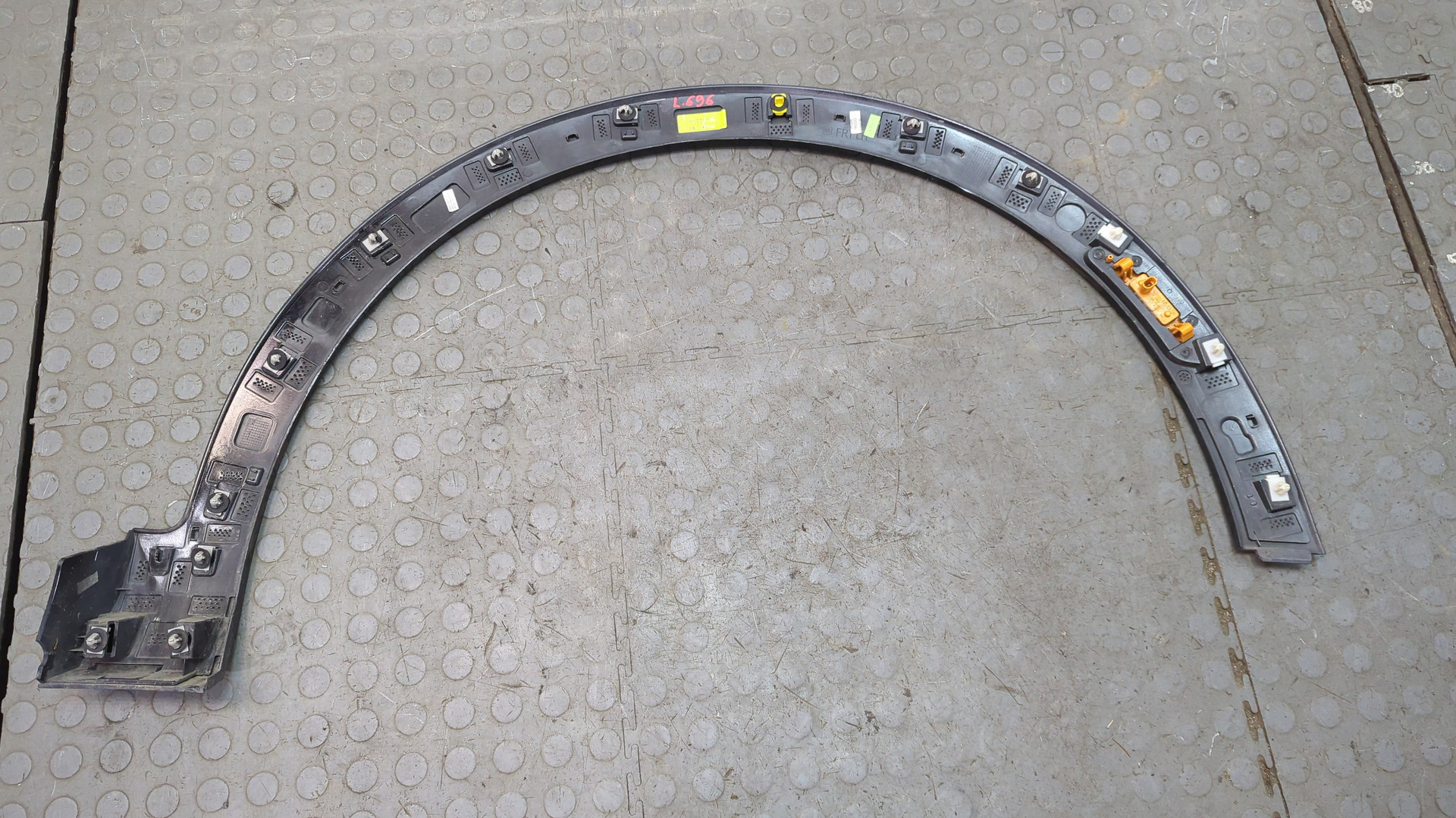 Накладка переднего крыла левого