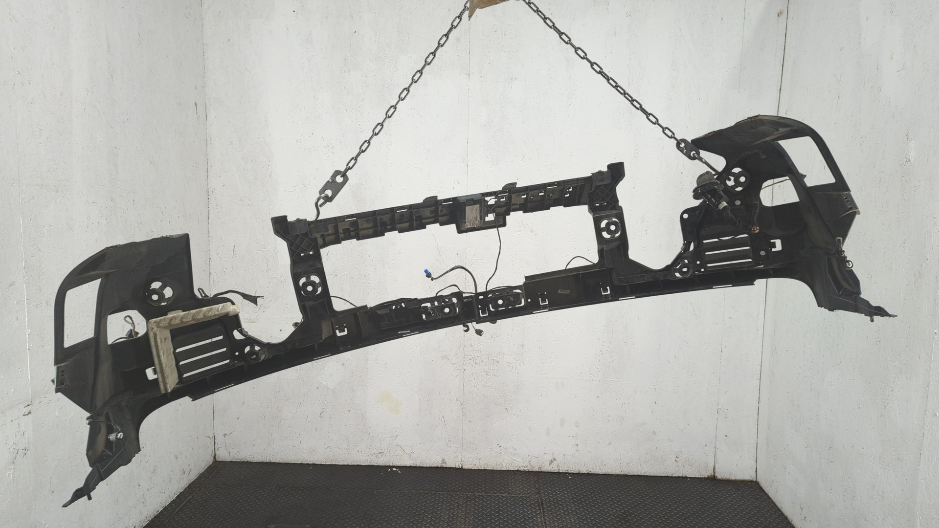 Кронштейн заднего бампера