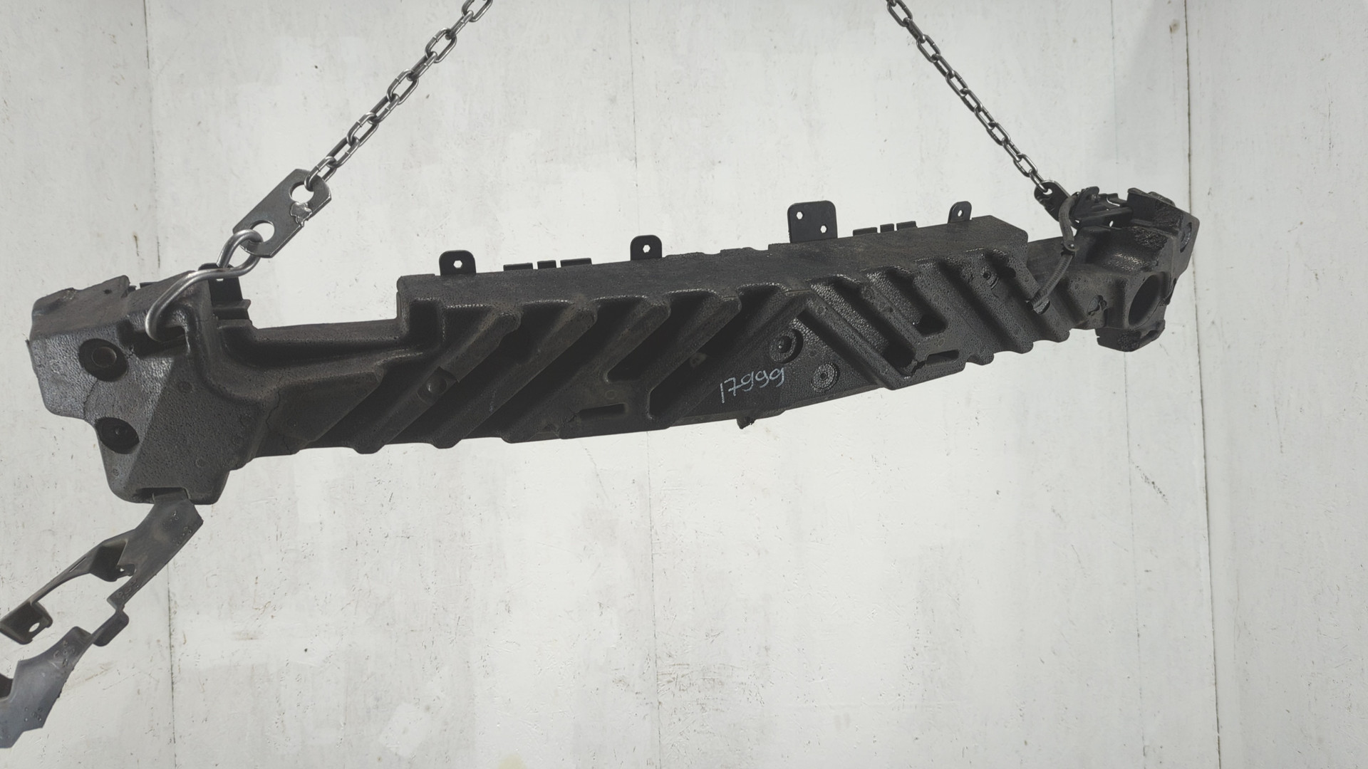 Усилитель переднего бампера