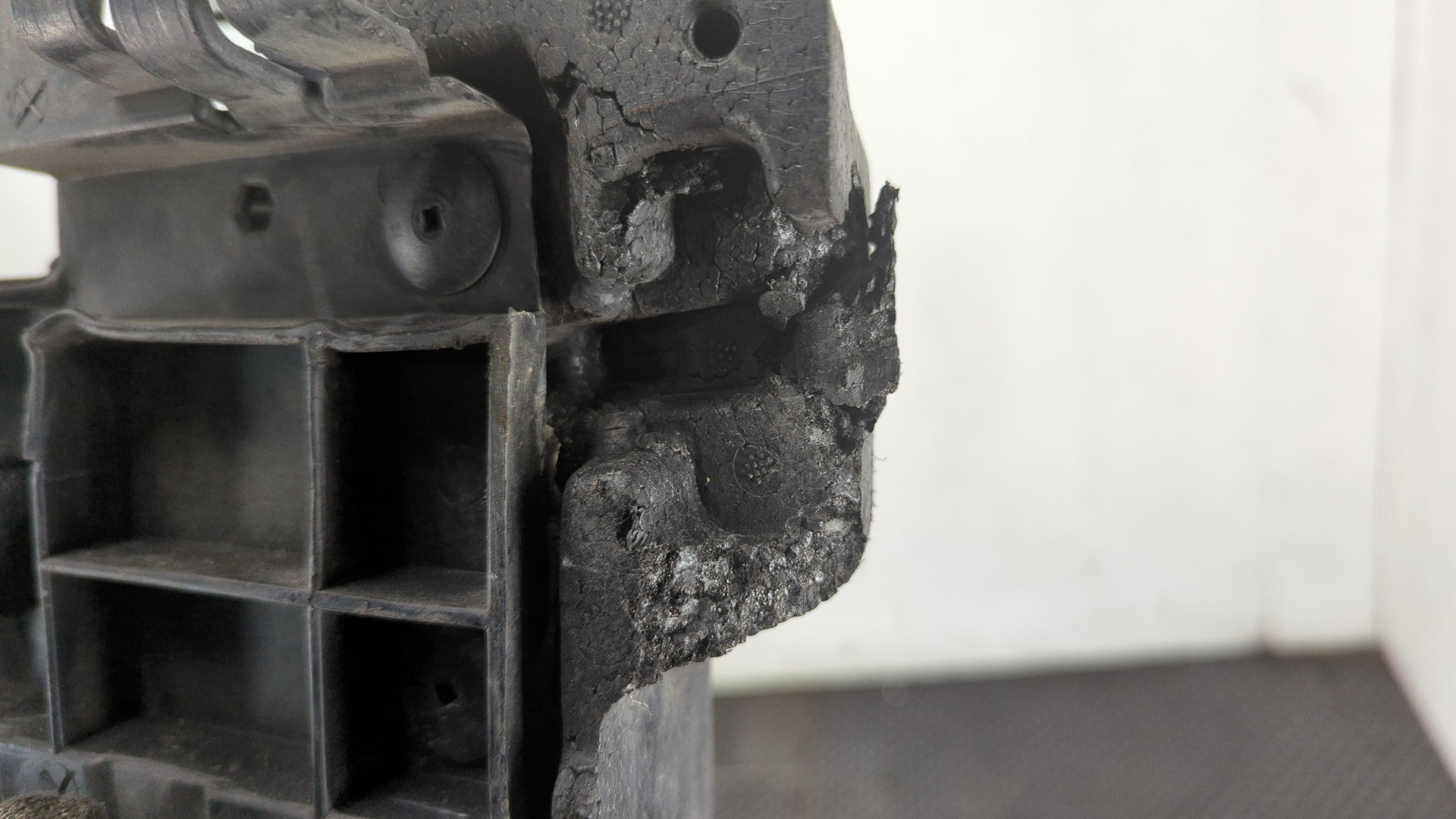 Усилитель переднего бампера