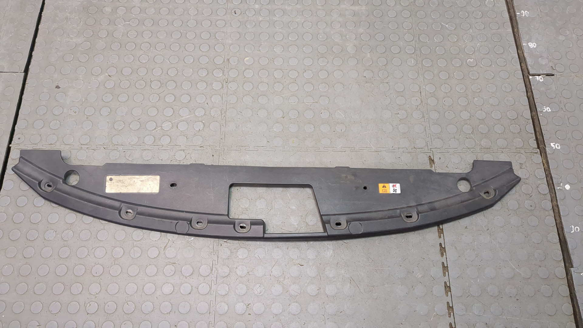 Кожух замка капота