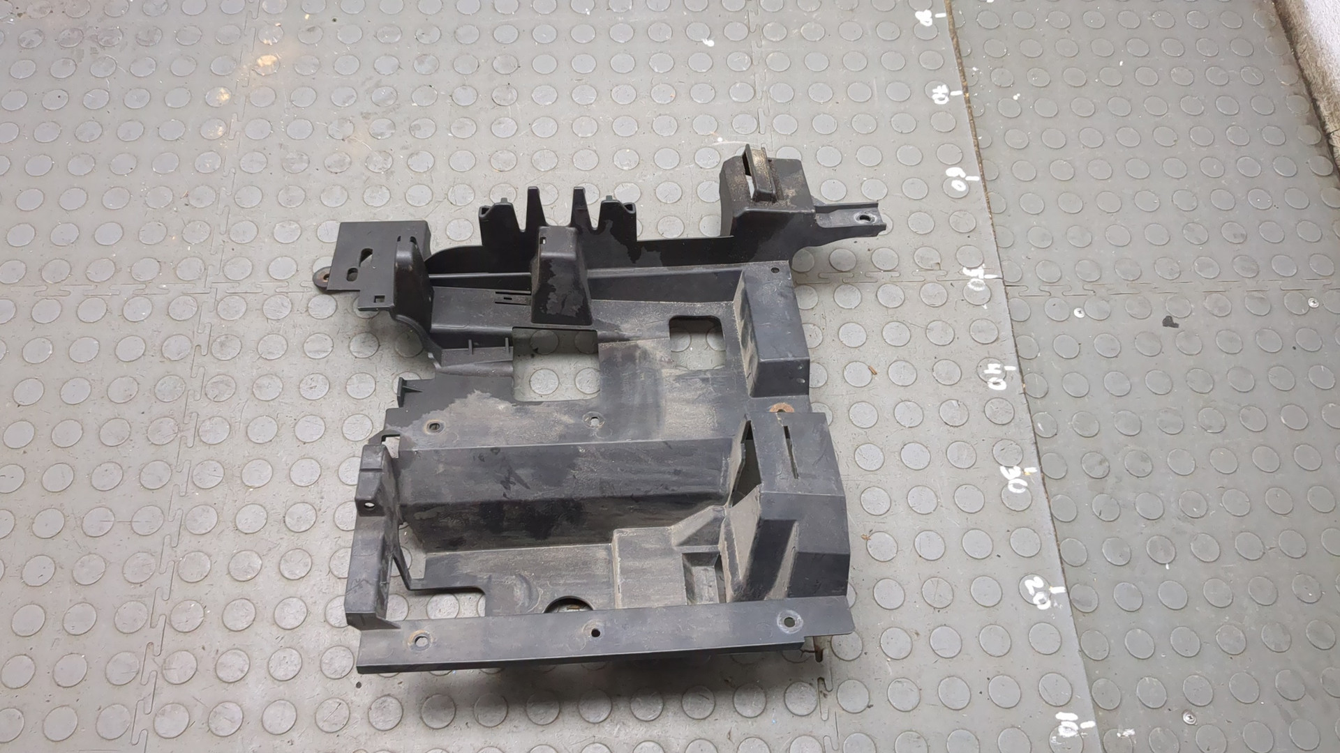 Кронштейн фар правый